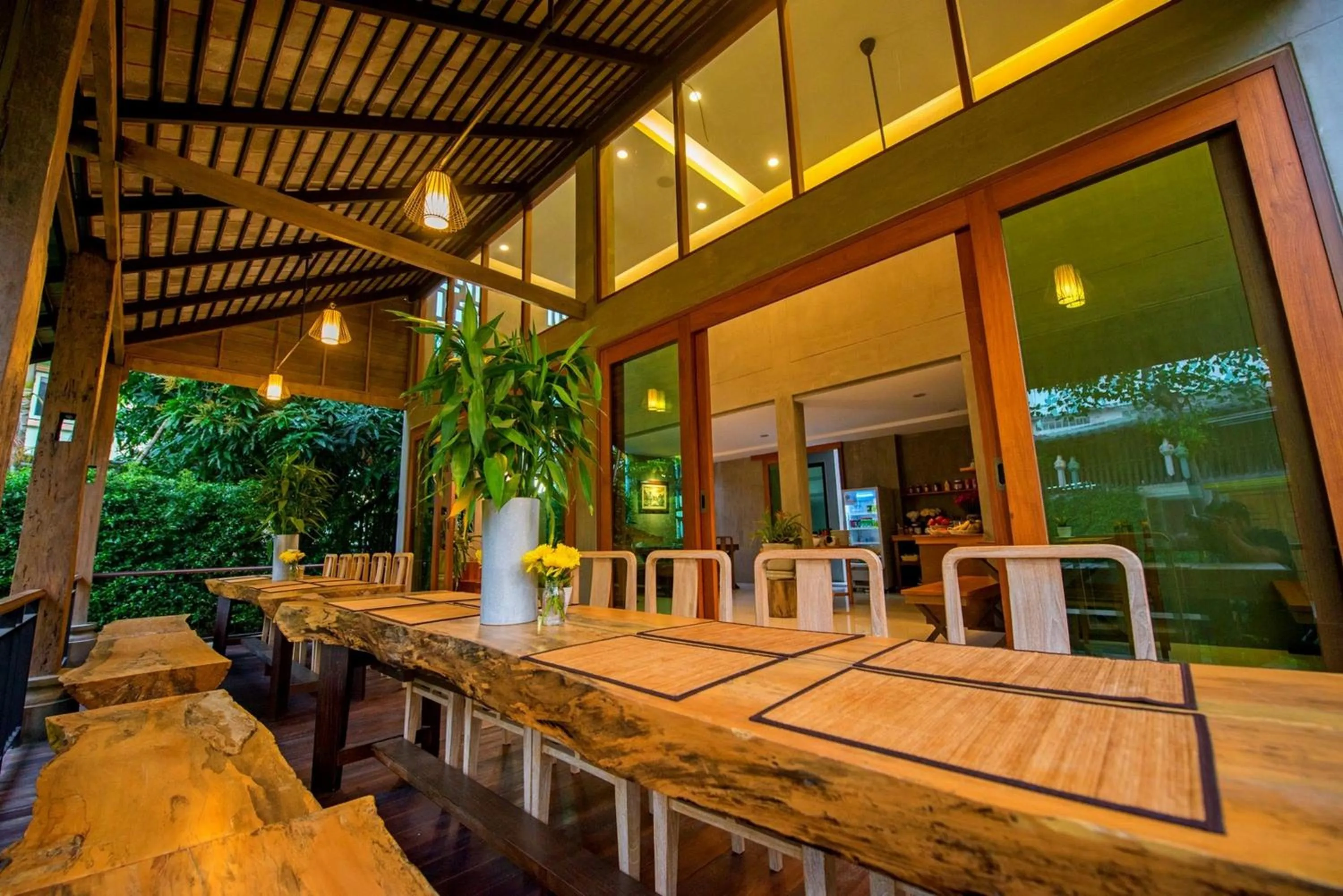 Restaurant/places to eat in Chu Hotel