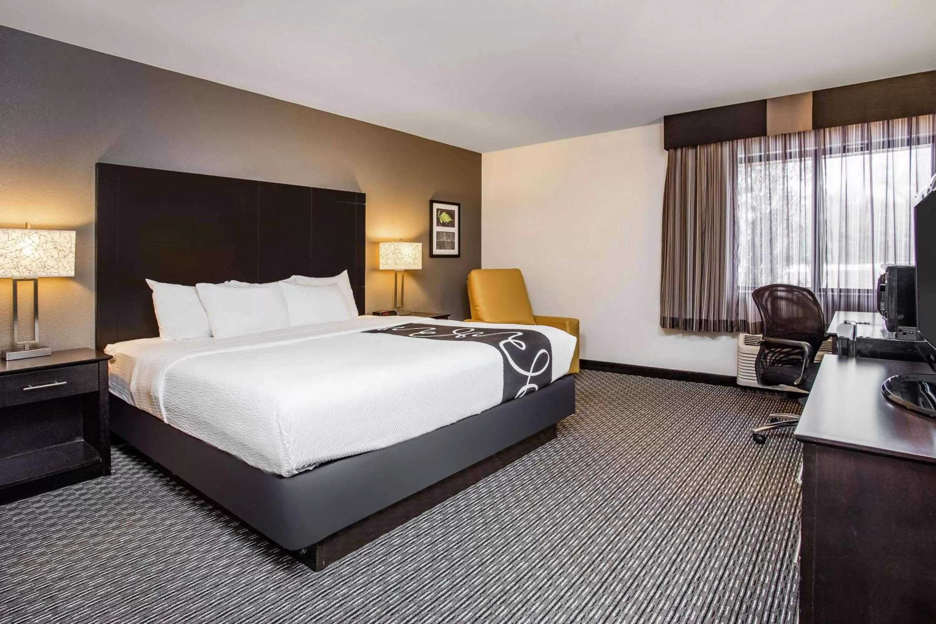 Photo of the whole room, Bed in La Quinta Inn by Wyndham Oshkosh