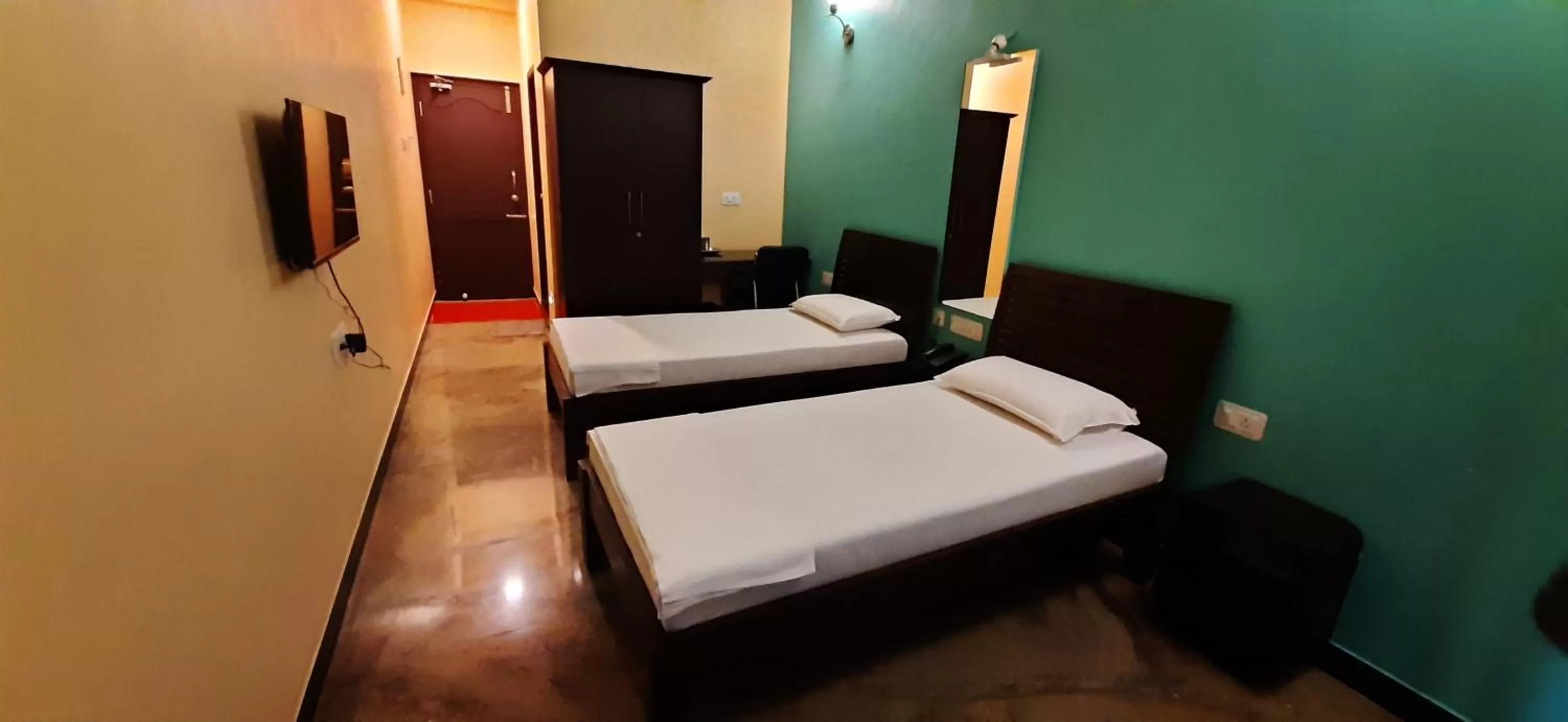 Photo of the whole room in Chandru De Green