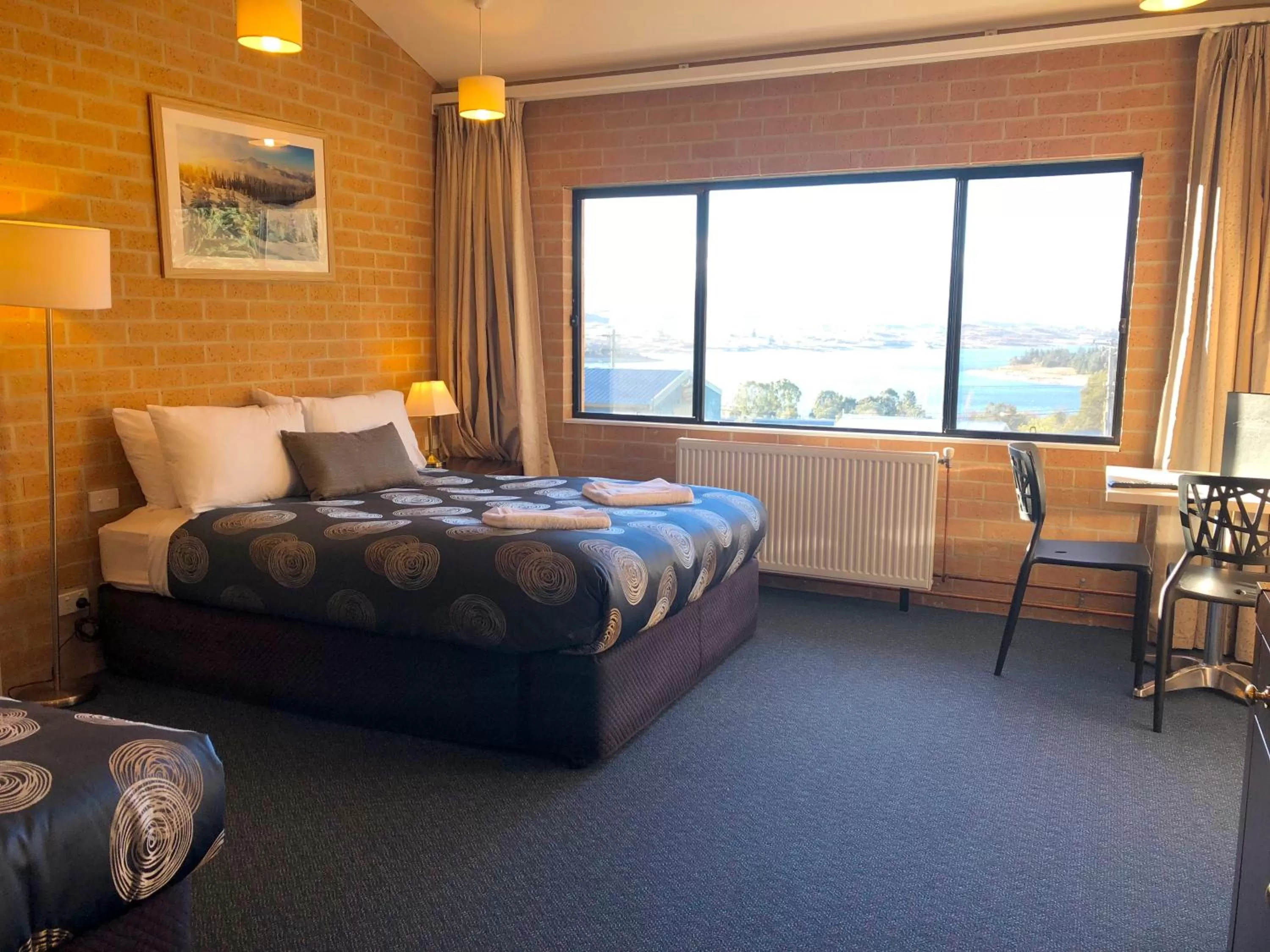 Lake view, Bed in Alpine Resort Motel