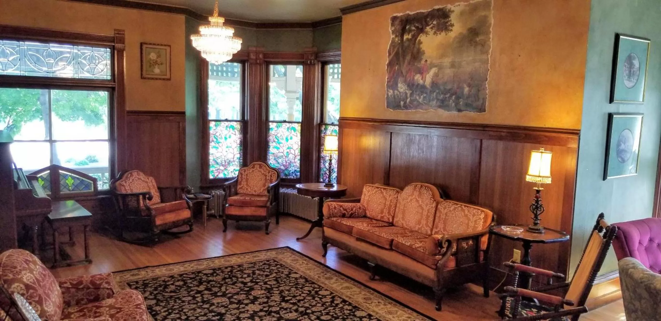 Communal lounge/ TV room in Historic Victorian Inn