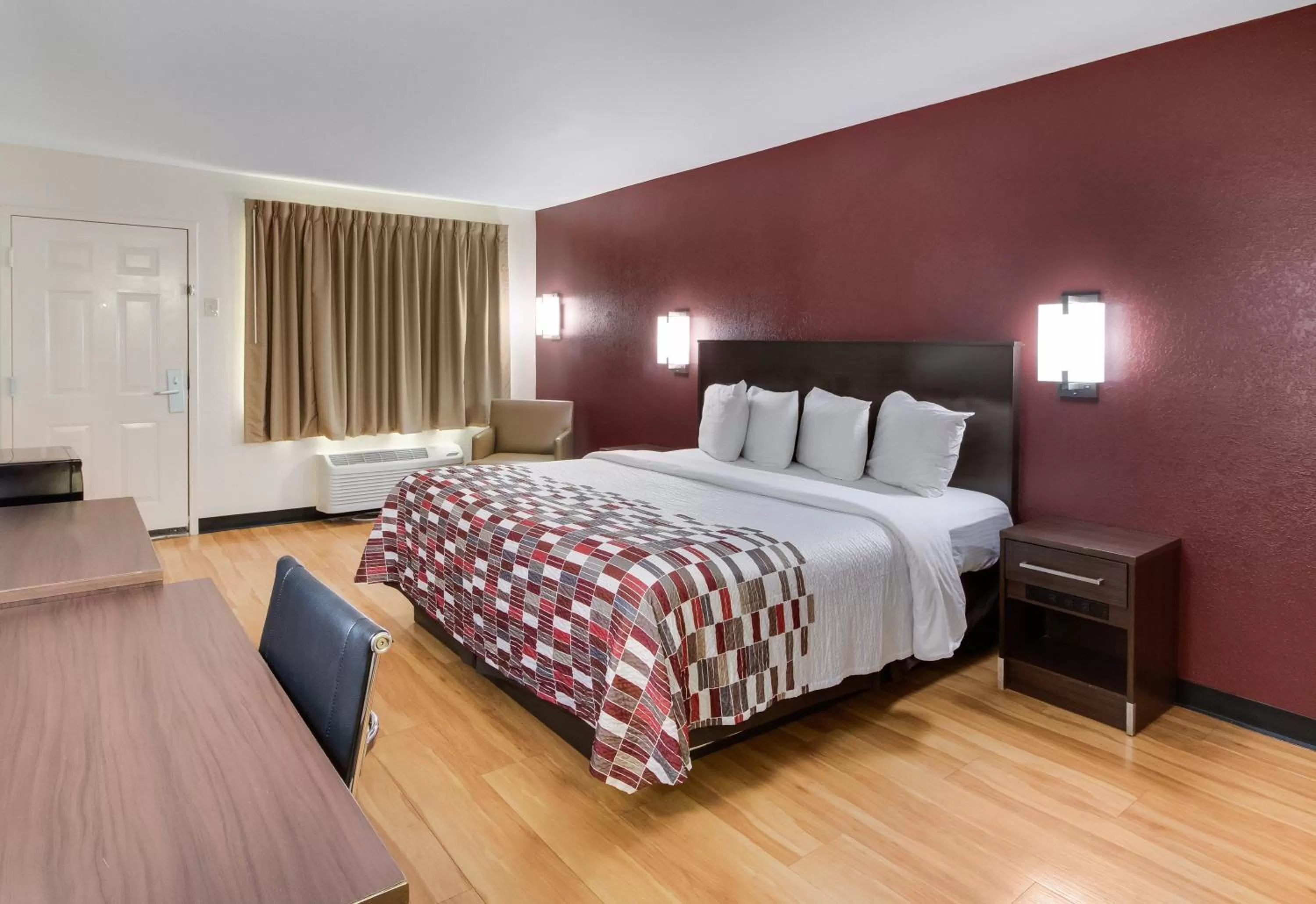 Photo of the whole room, Bed in Red Roof Inn & Suites Commerce - Athens