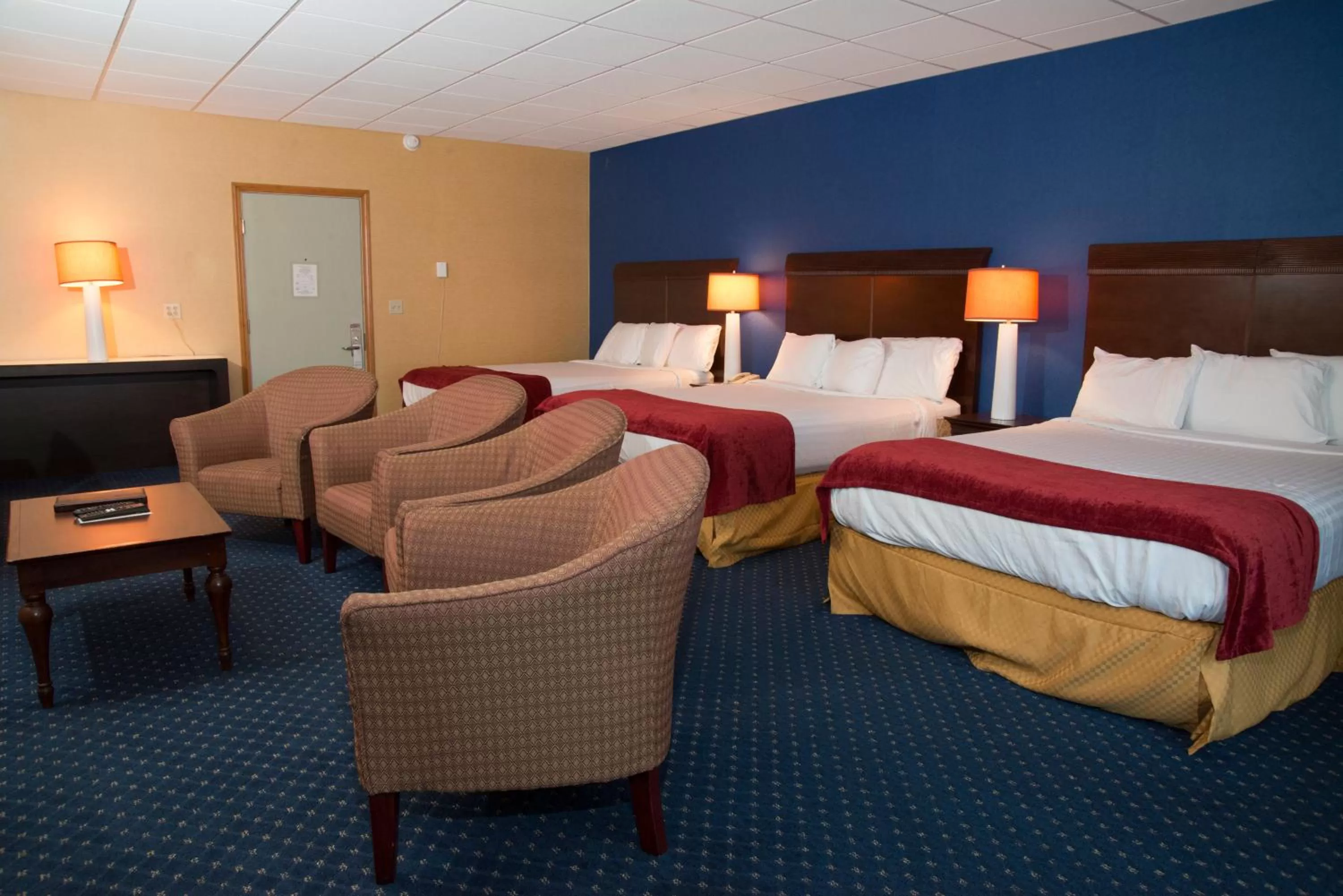 Seating area, Bed in Hampton Falls Inn