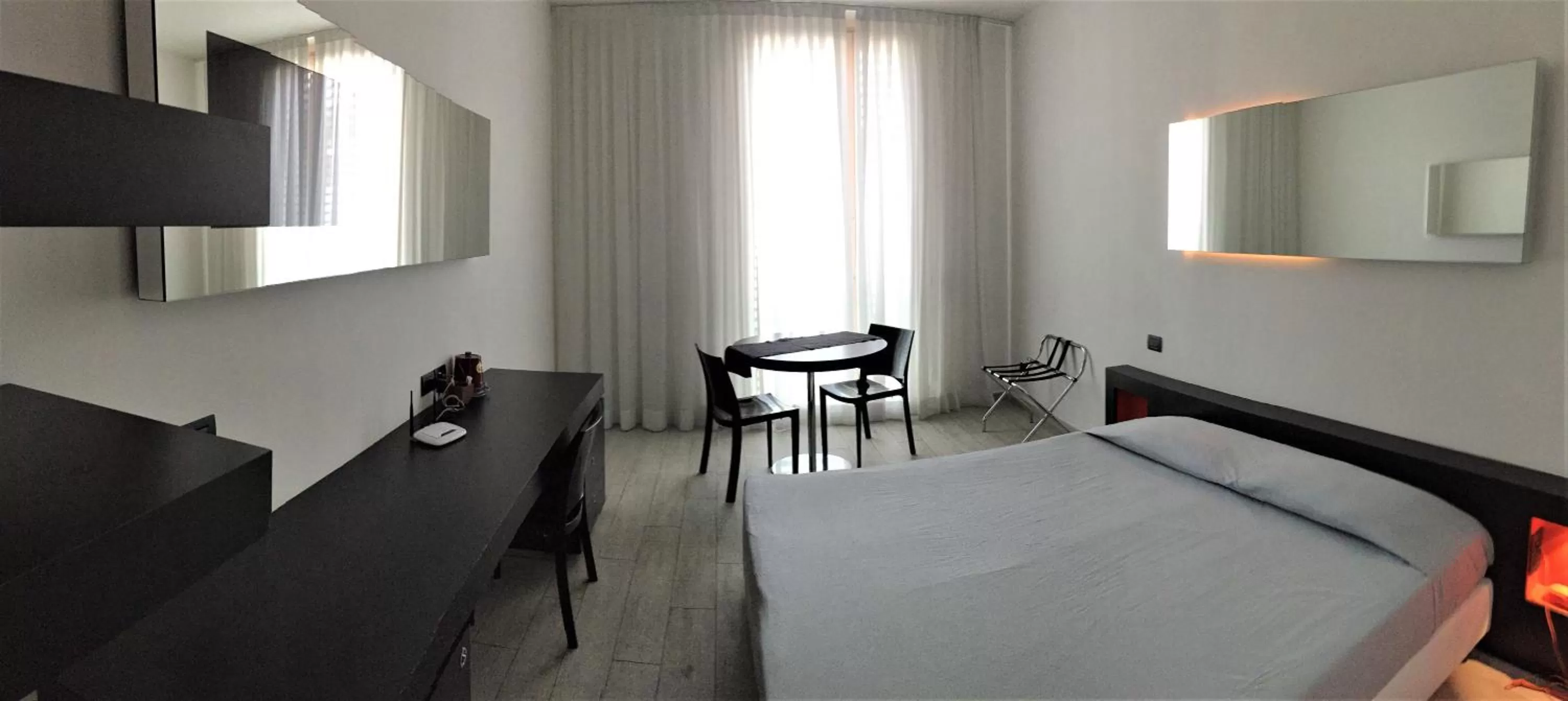 Breakfast, Bed in Blue Shades Hotel