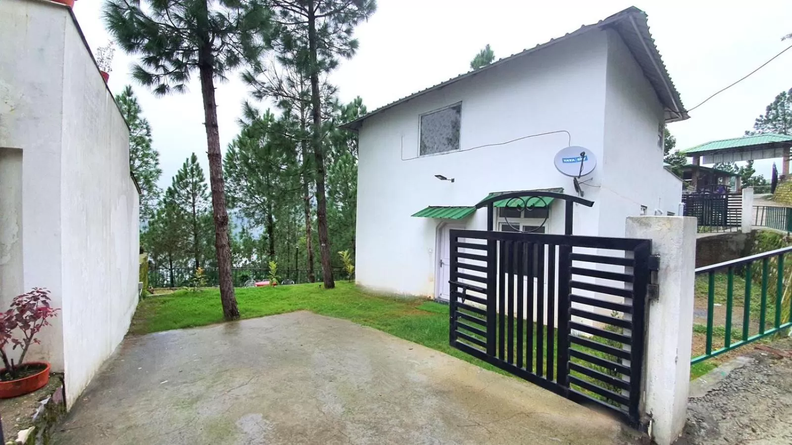Facade/entrance in Blue Pine Orchards