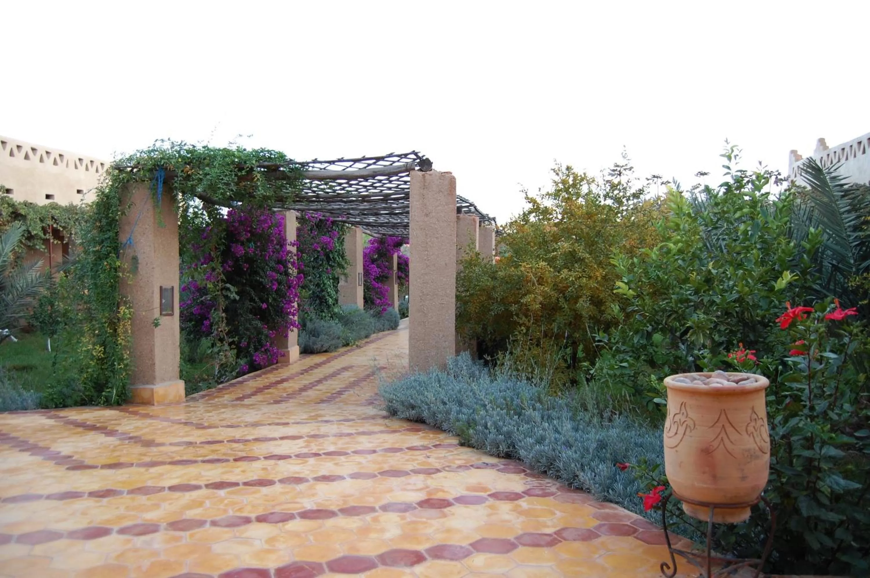 Day, Property Building in Auberge Tinit