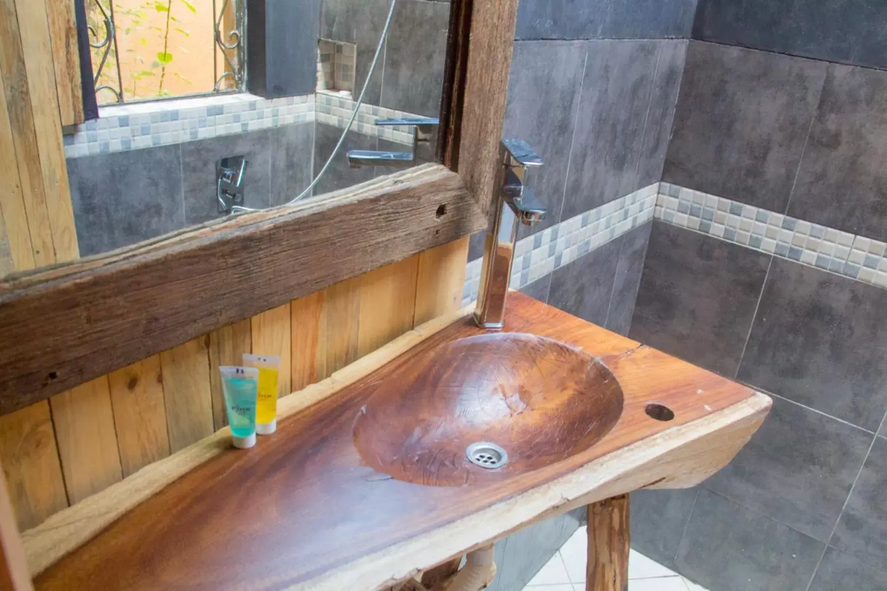 Deluxe King Room in Nile Front Cottages Deluxe King Room in Nile Front Cottages