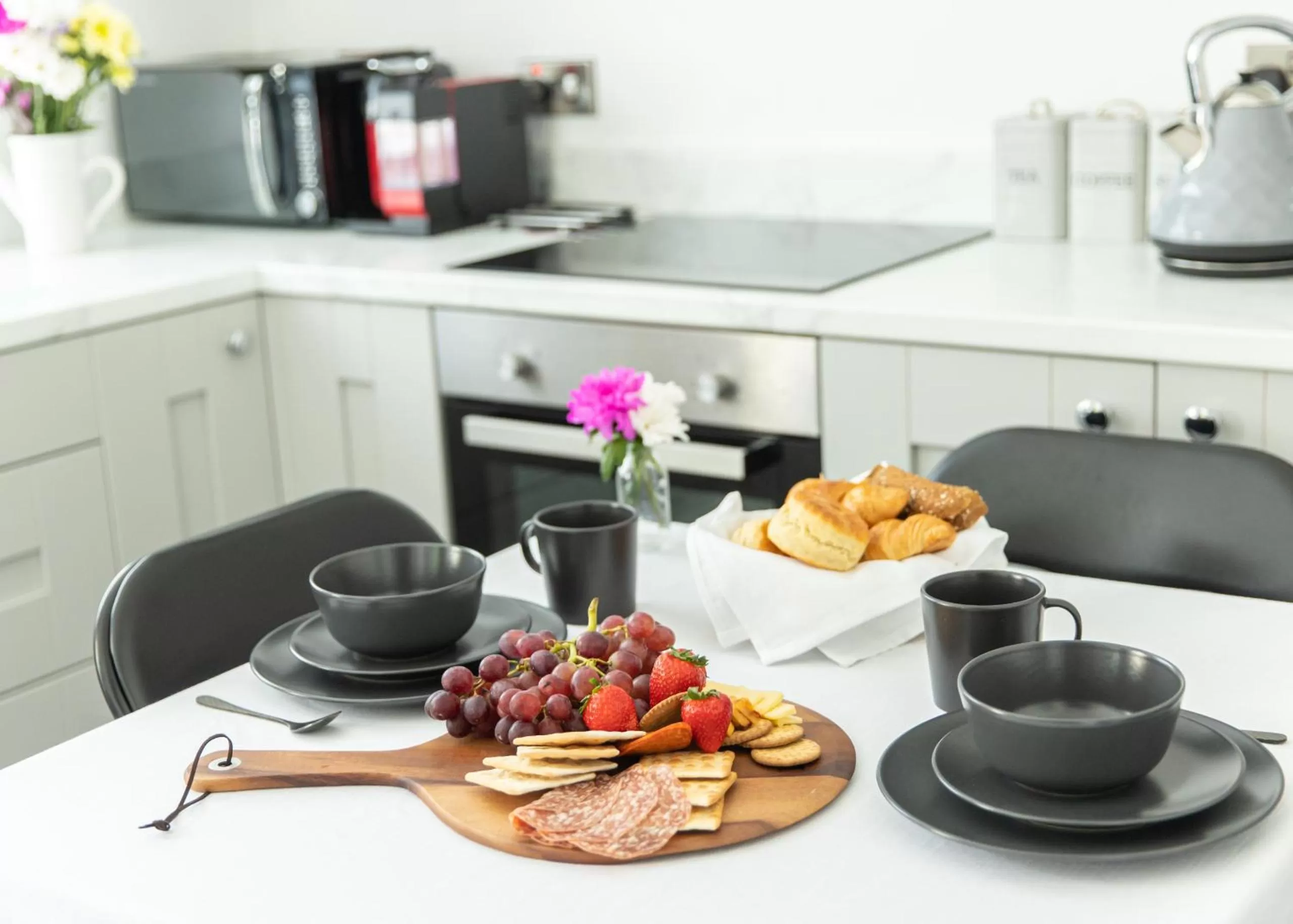 Dining area, Kitchen/Kitchenette in Entire family home , large rear garden and free parking