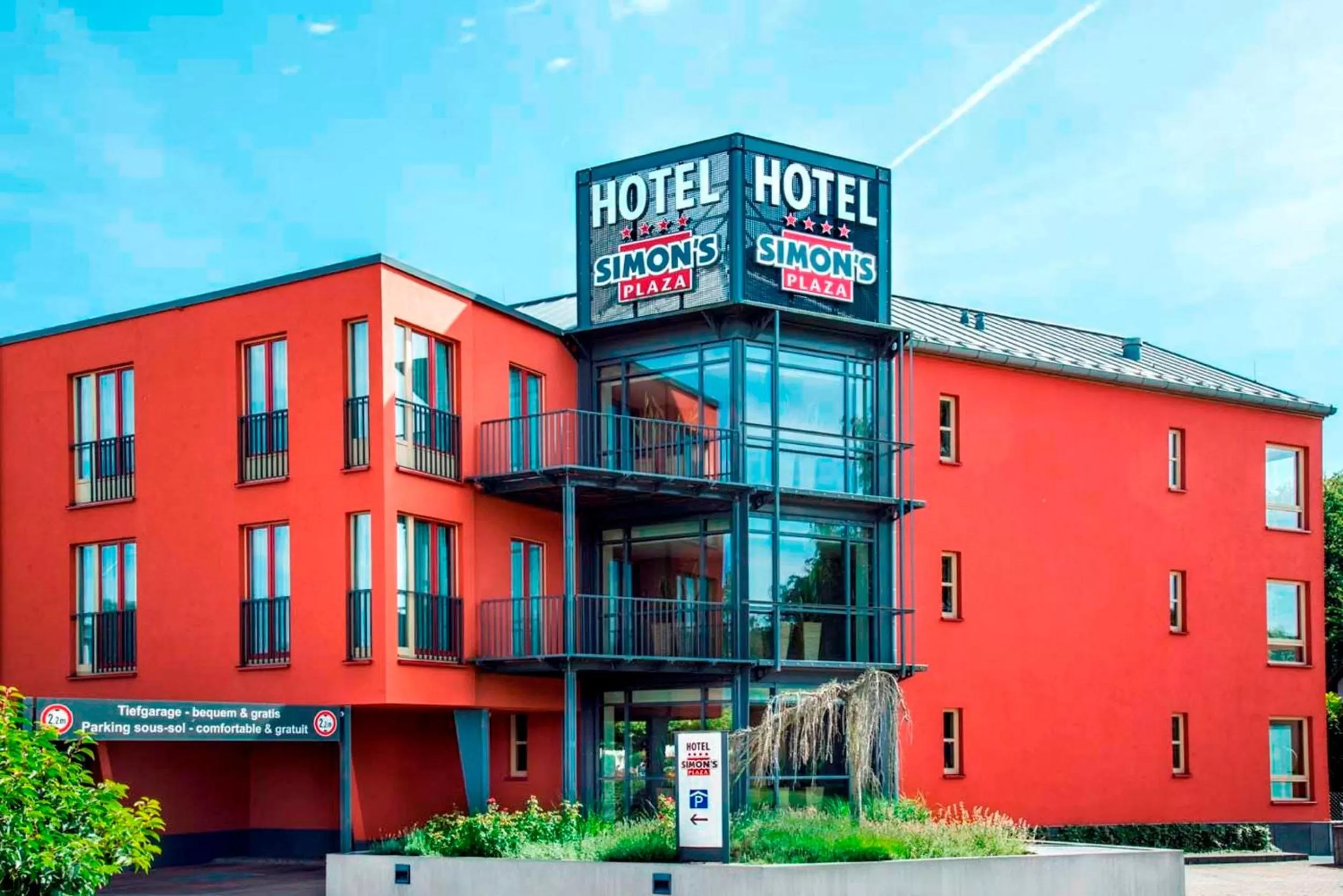 Facade/entrance in Hotel Simon's Plaza