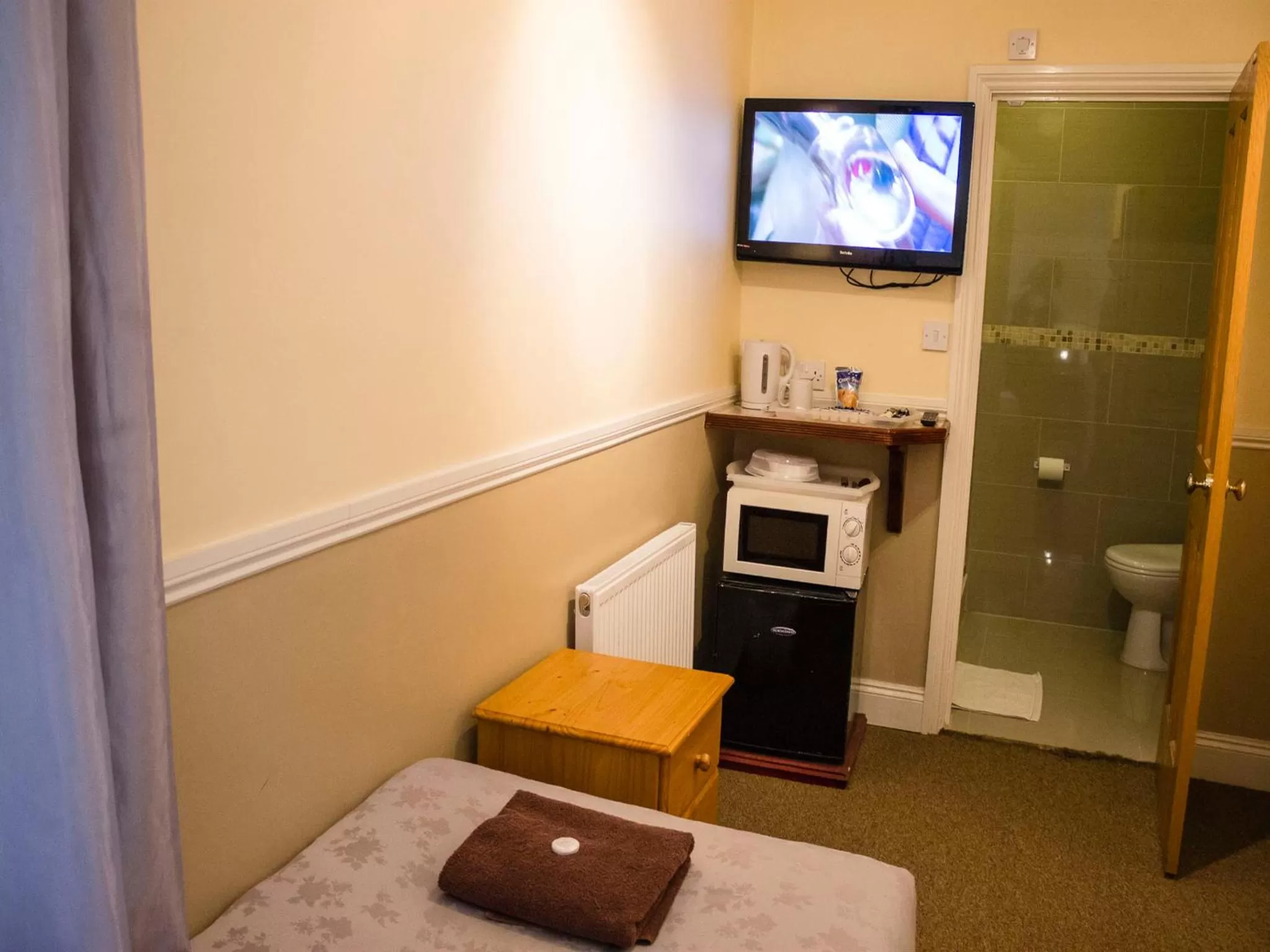 Photo of the whole room, Bed in Cricklewood Lodge Hotel