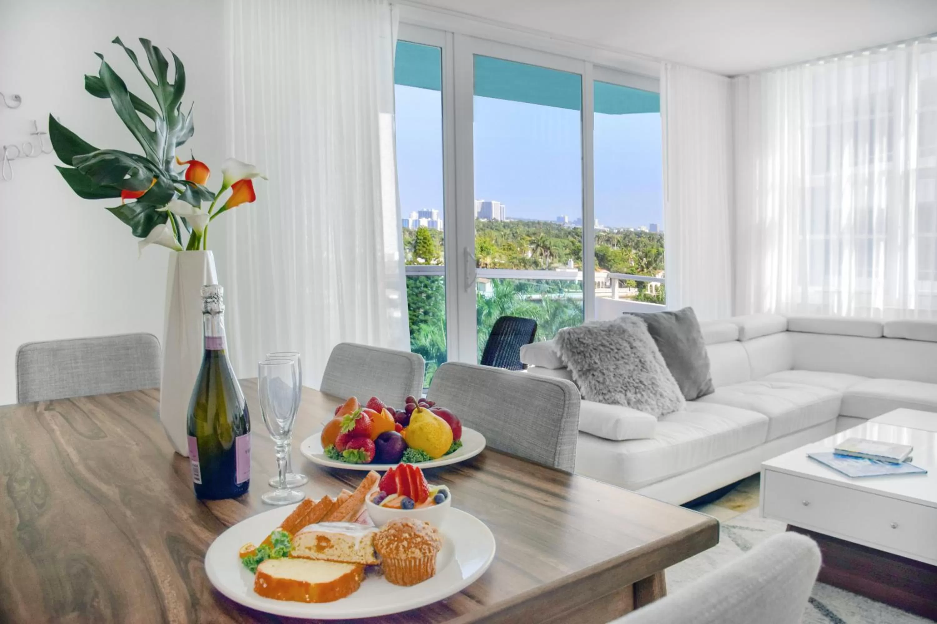 Dining area in Seacoast Suites on Miami Beach