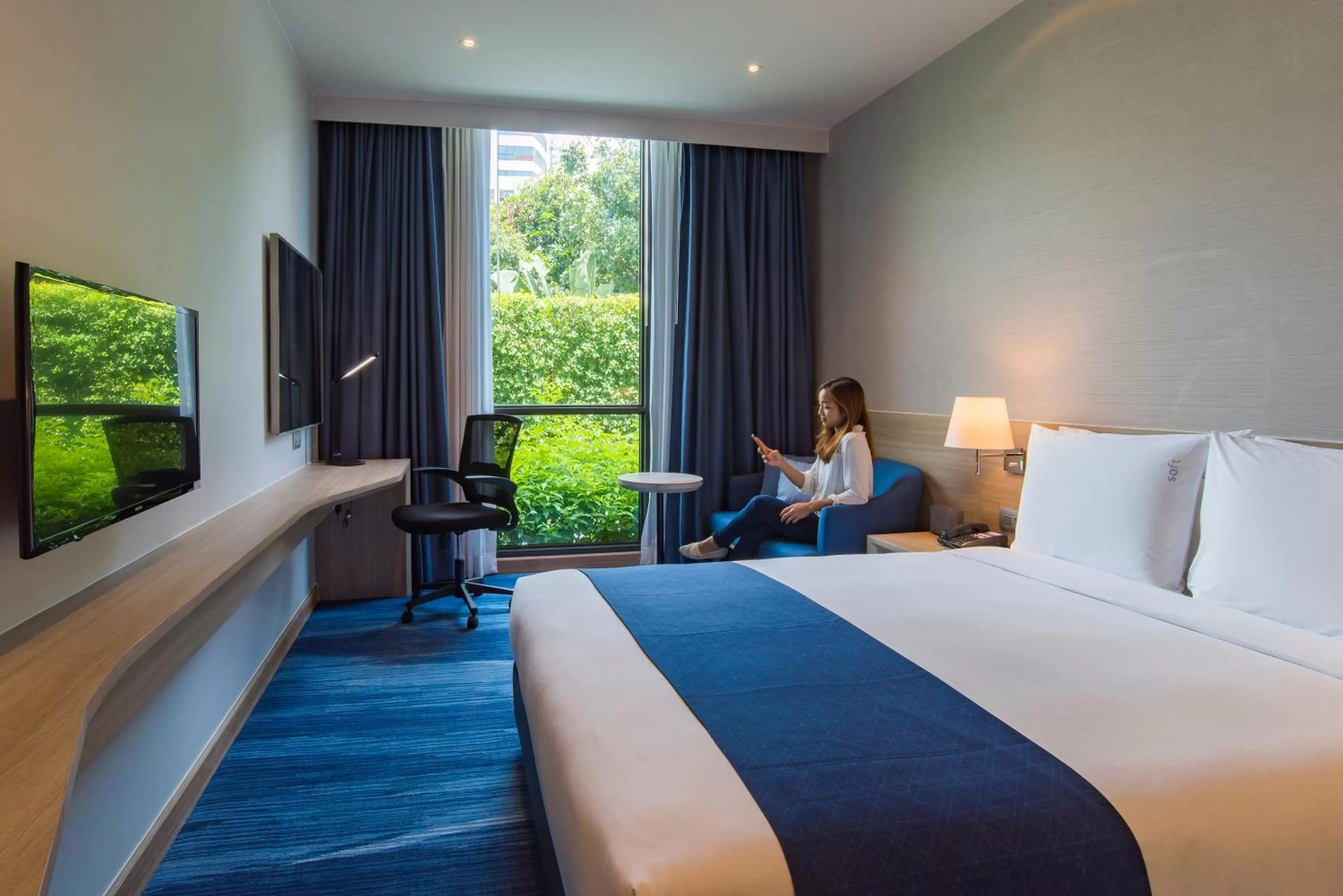 Photo of the whole room, Bed in Holiday Inn Express Bangkok Soi Soonvijai by IHG