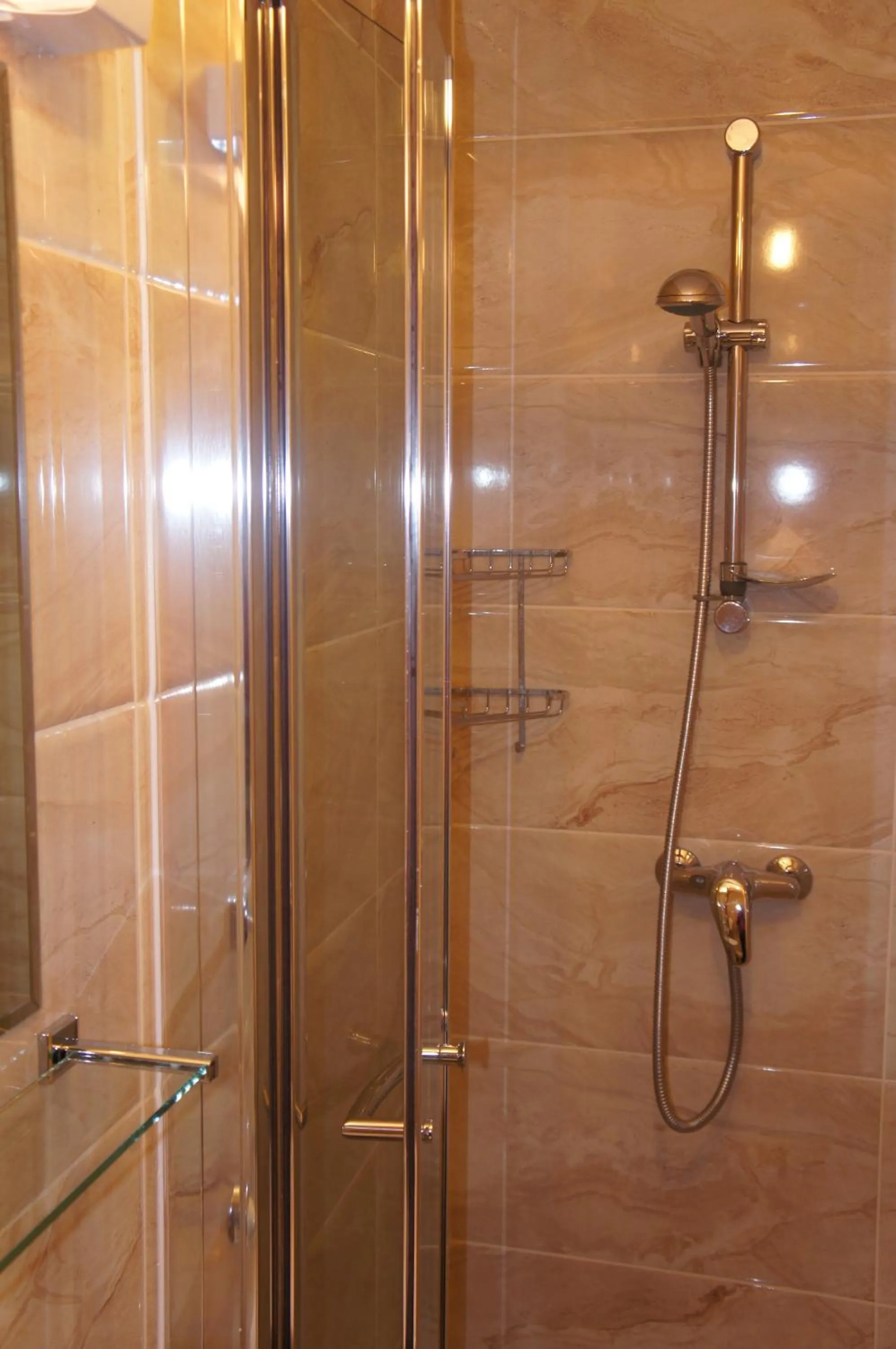 Bathroom in Sapphire Hotel London