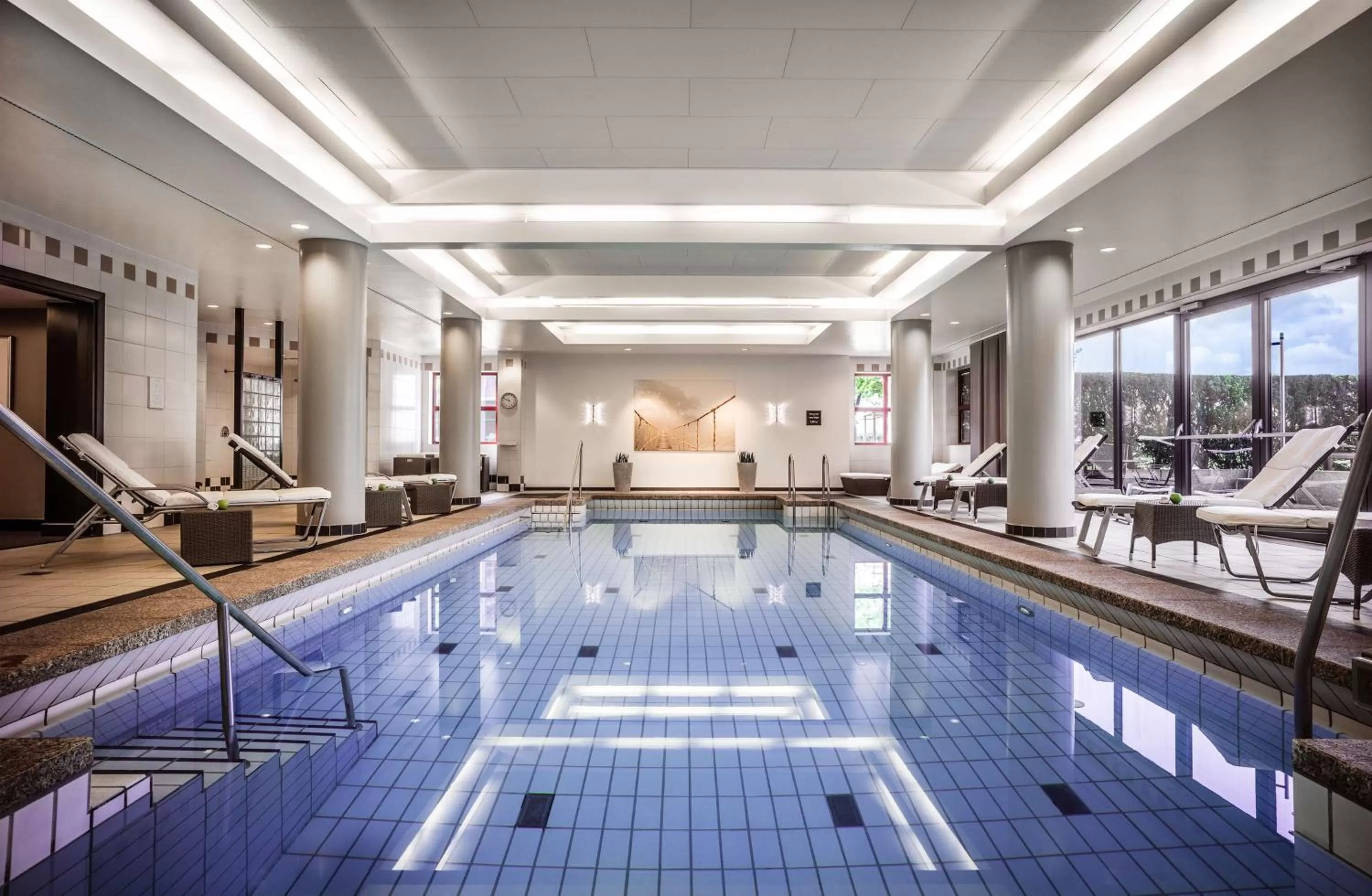 Swimming pool in Hyatt Regency Köln