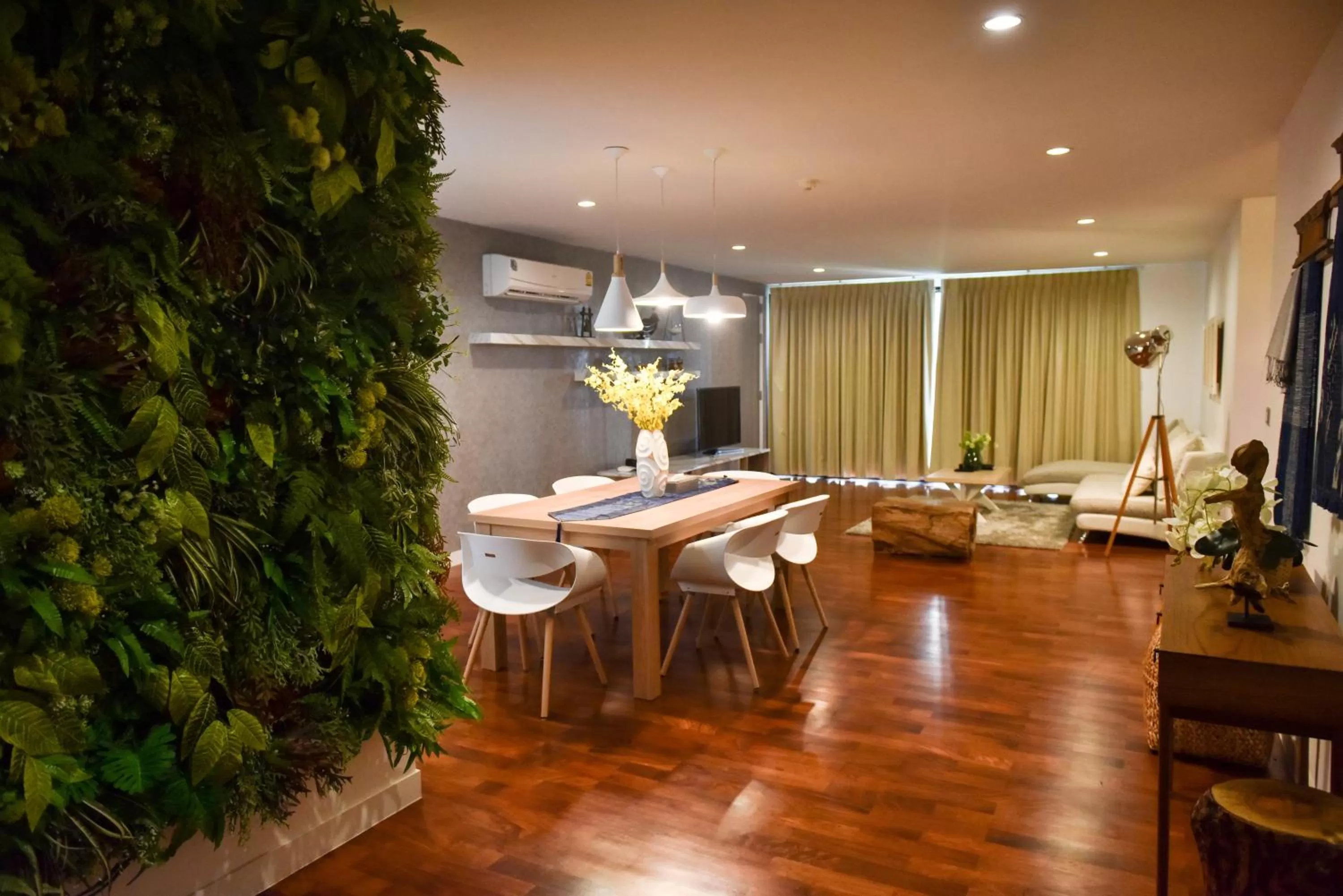 Dining area in Benviar Tonson Residence