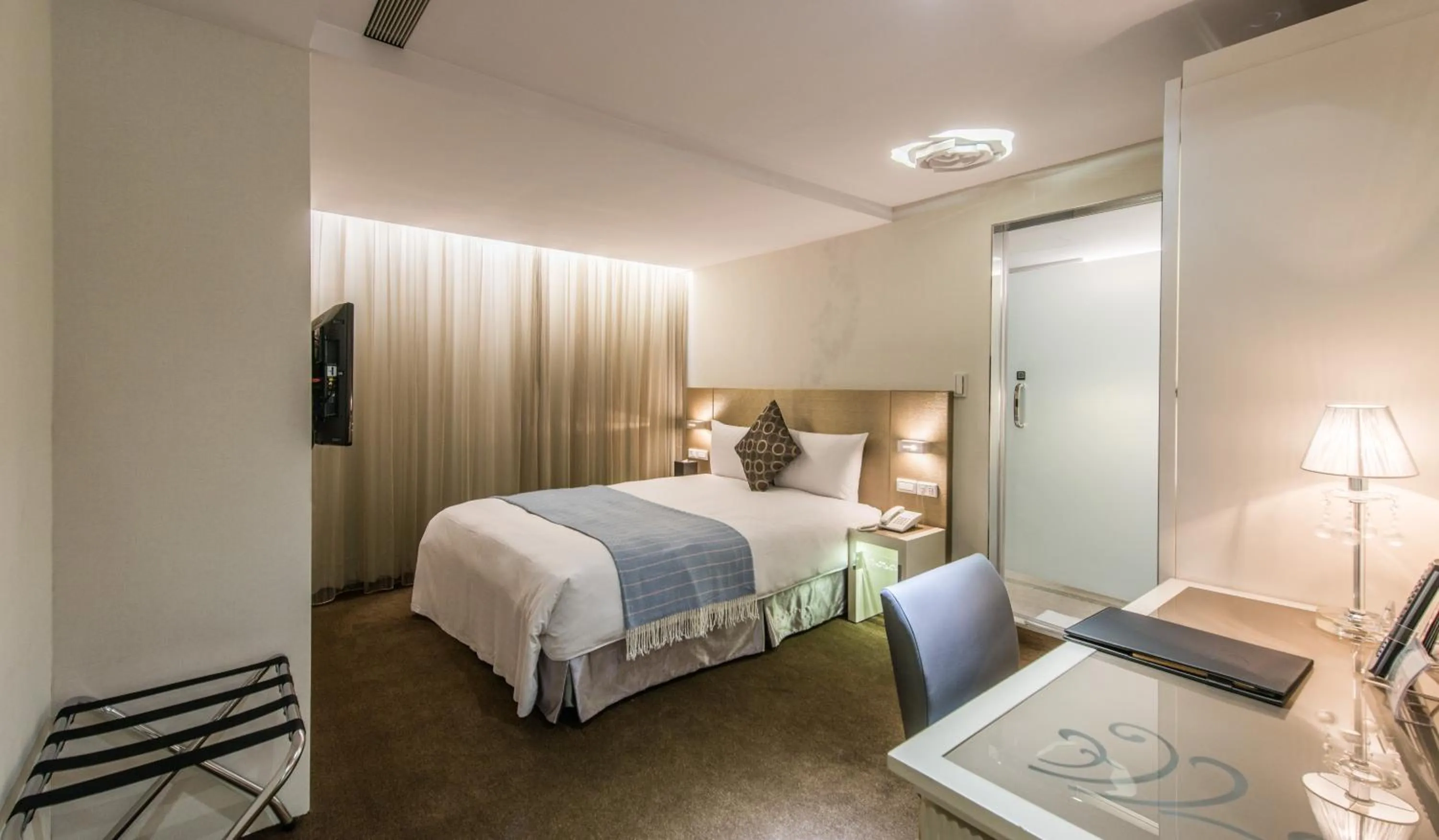 Photo of the whole room, Bed in Forward Hotel Taipei Nangang