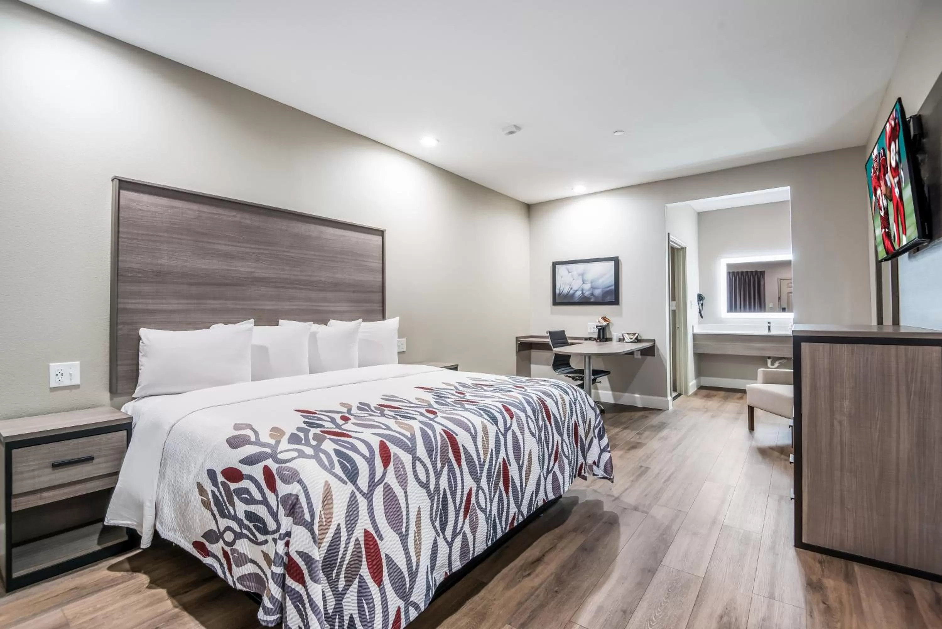 Photo of the whole room, Bed in Red Roof Inn Baytown