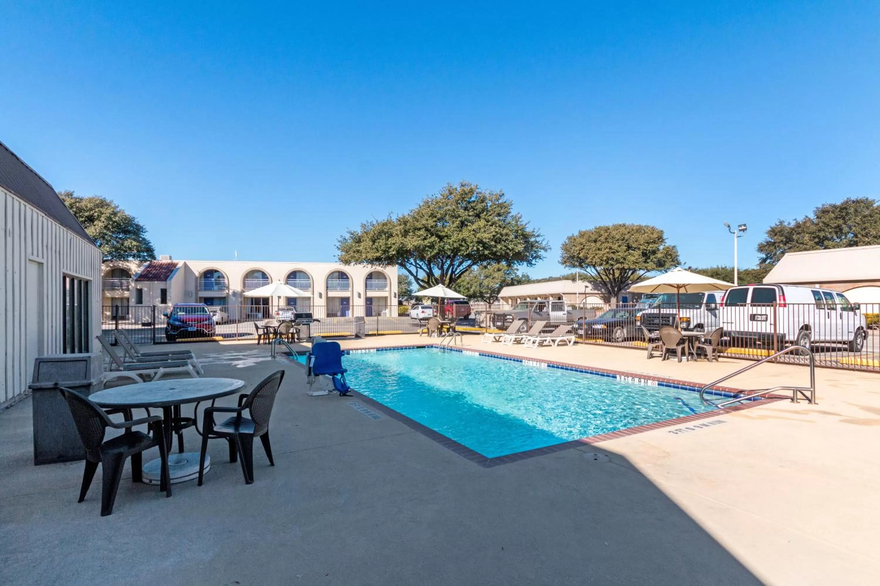 Swimming pool in Econo Lodge