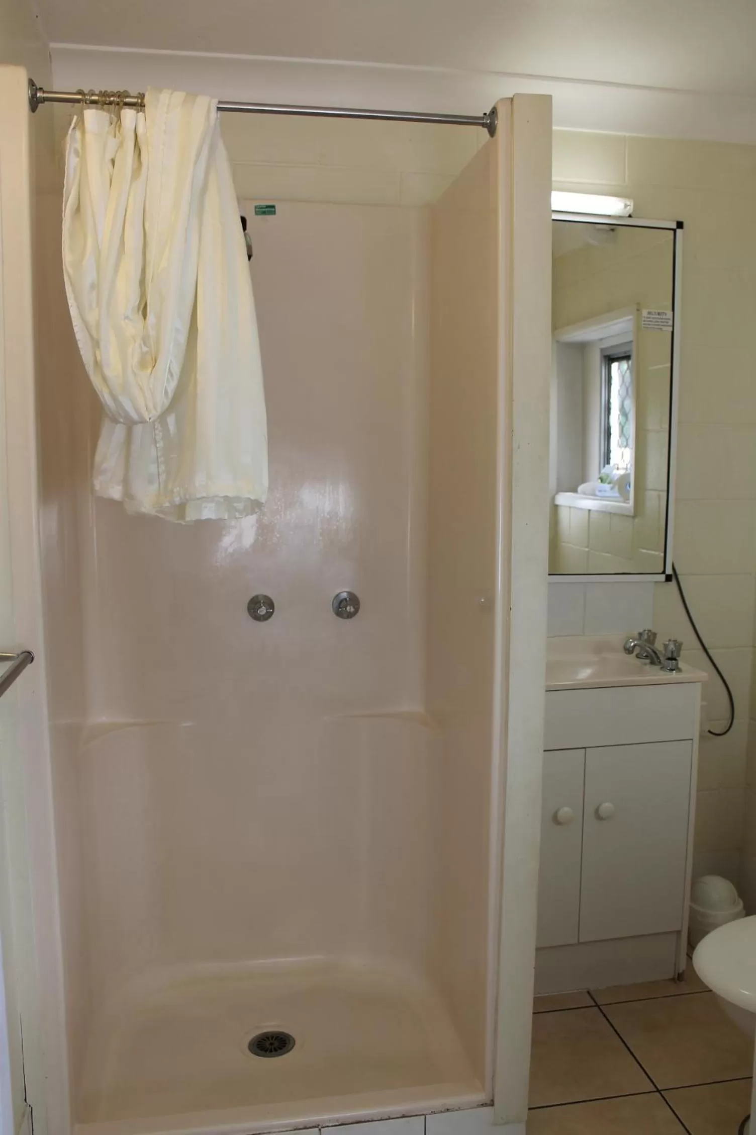 Shower in Oasis Inn Apartments