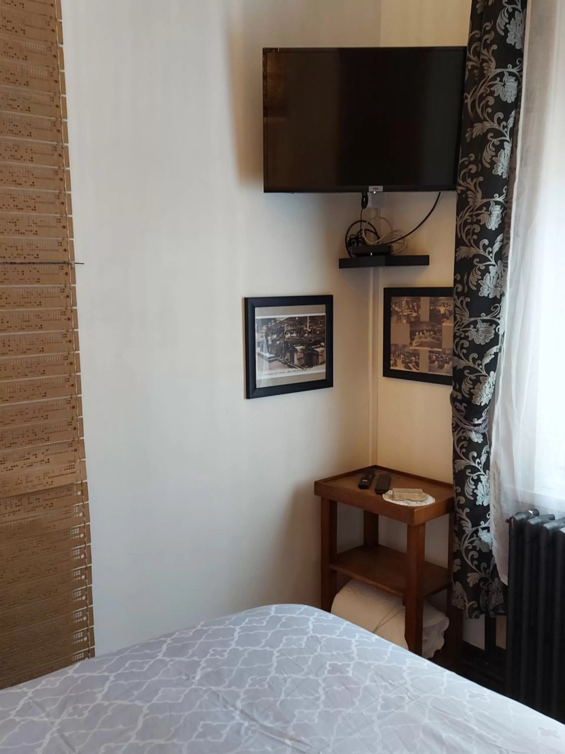 TV and multimedia, Bed in B & B Les Secrets des Loges