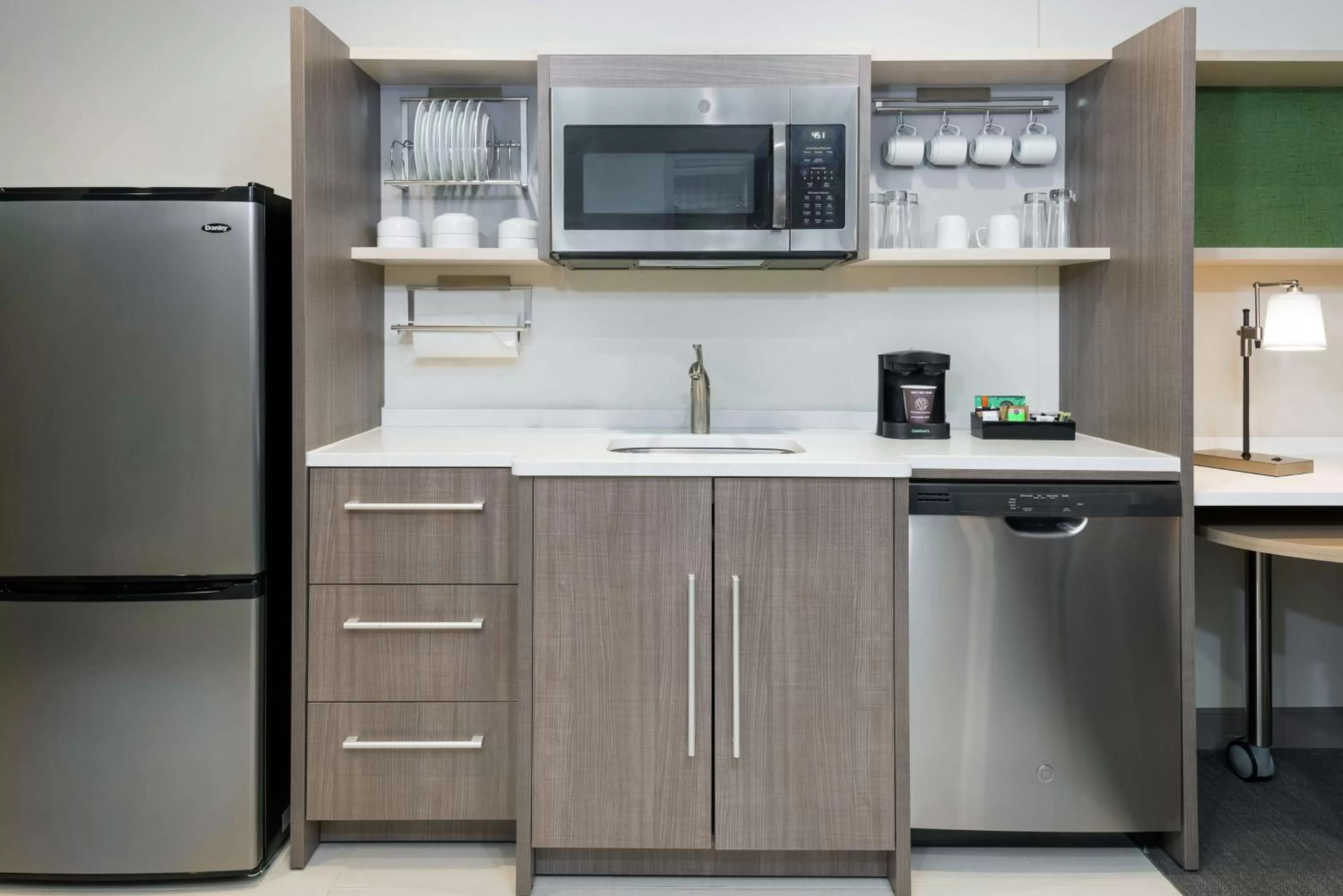 Kitchen or kitchenette in Home2 Suites By Hilton Orlando Near UCF