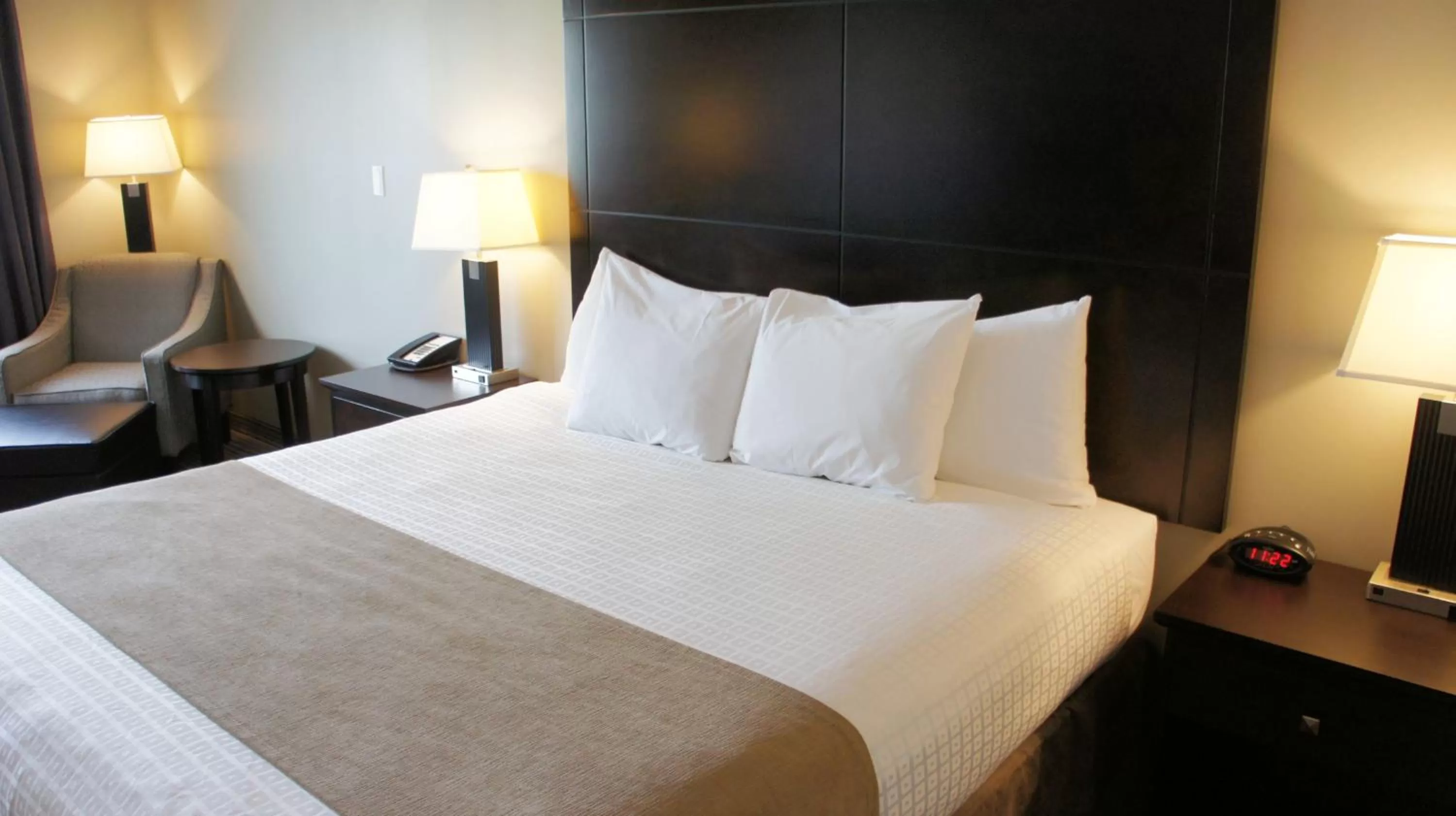 Property building, Bed in Best Western PLUS Fort Saskatchewan Inn & Suites