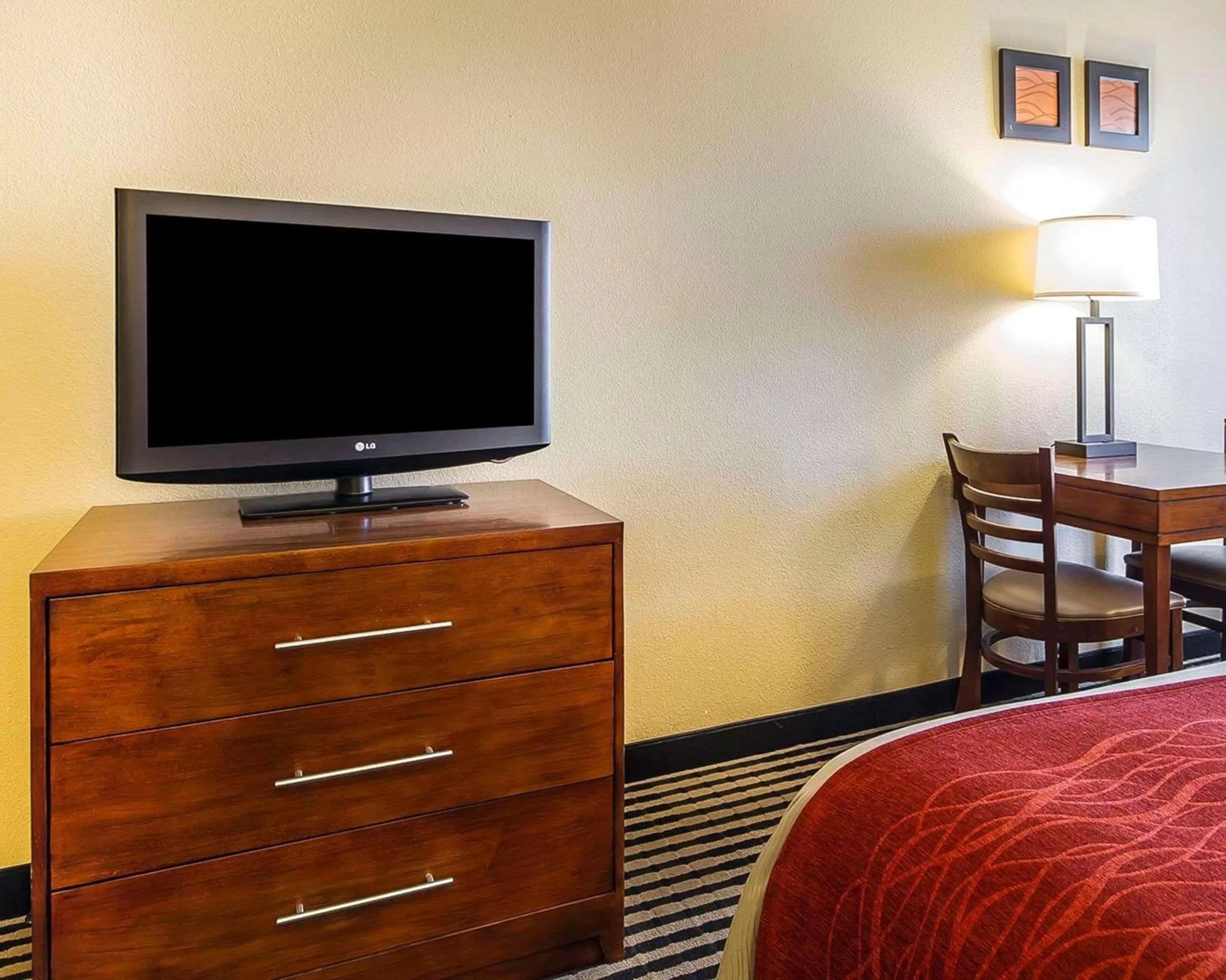 Photo of the whole room, Bed in Comfort Inn Owatonna near Medical Center