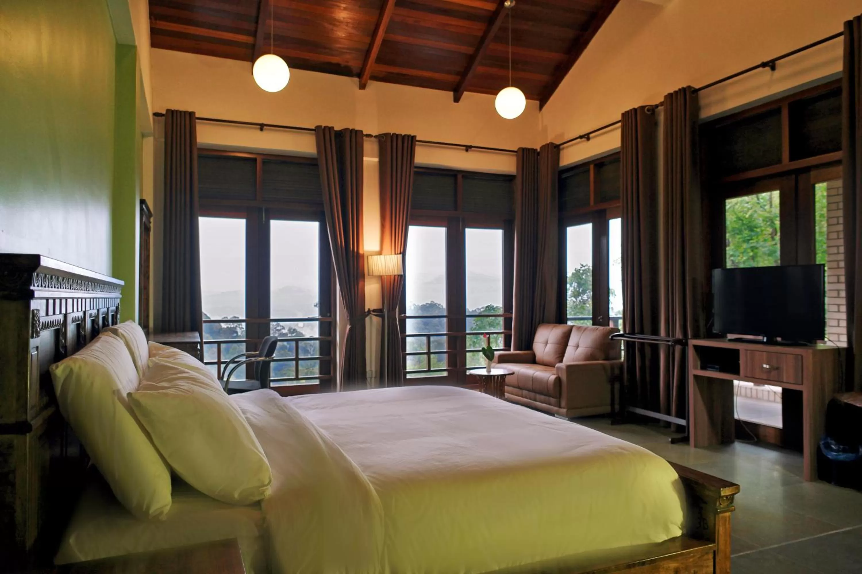 Photo of the whole room, Bed in Harmony Valley Retreat