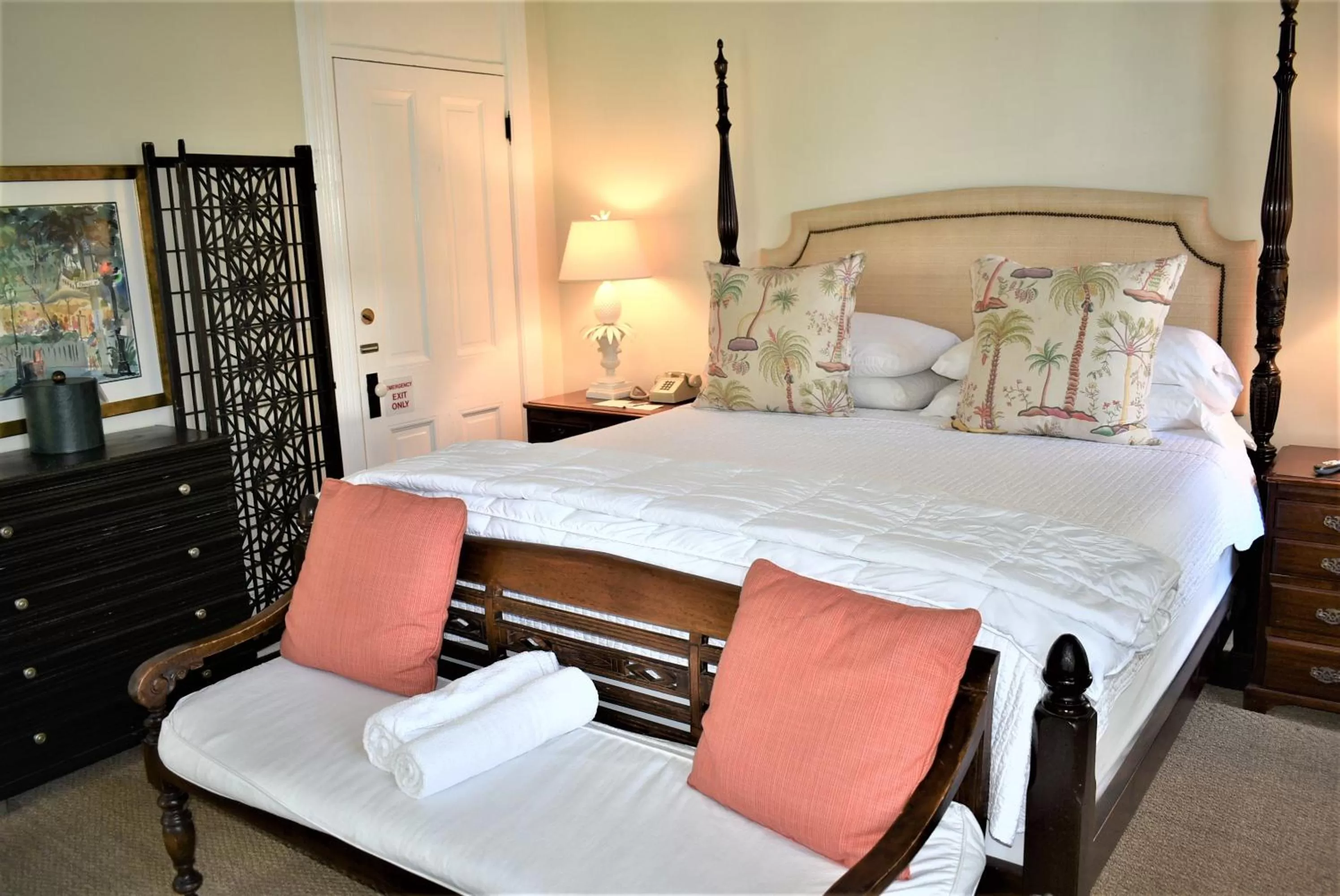 Bed in Simonton Court Historic Inn & Cottages