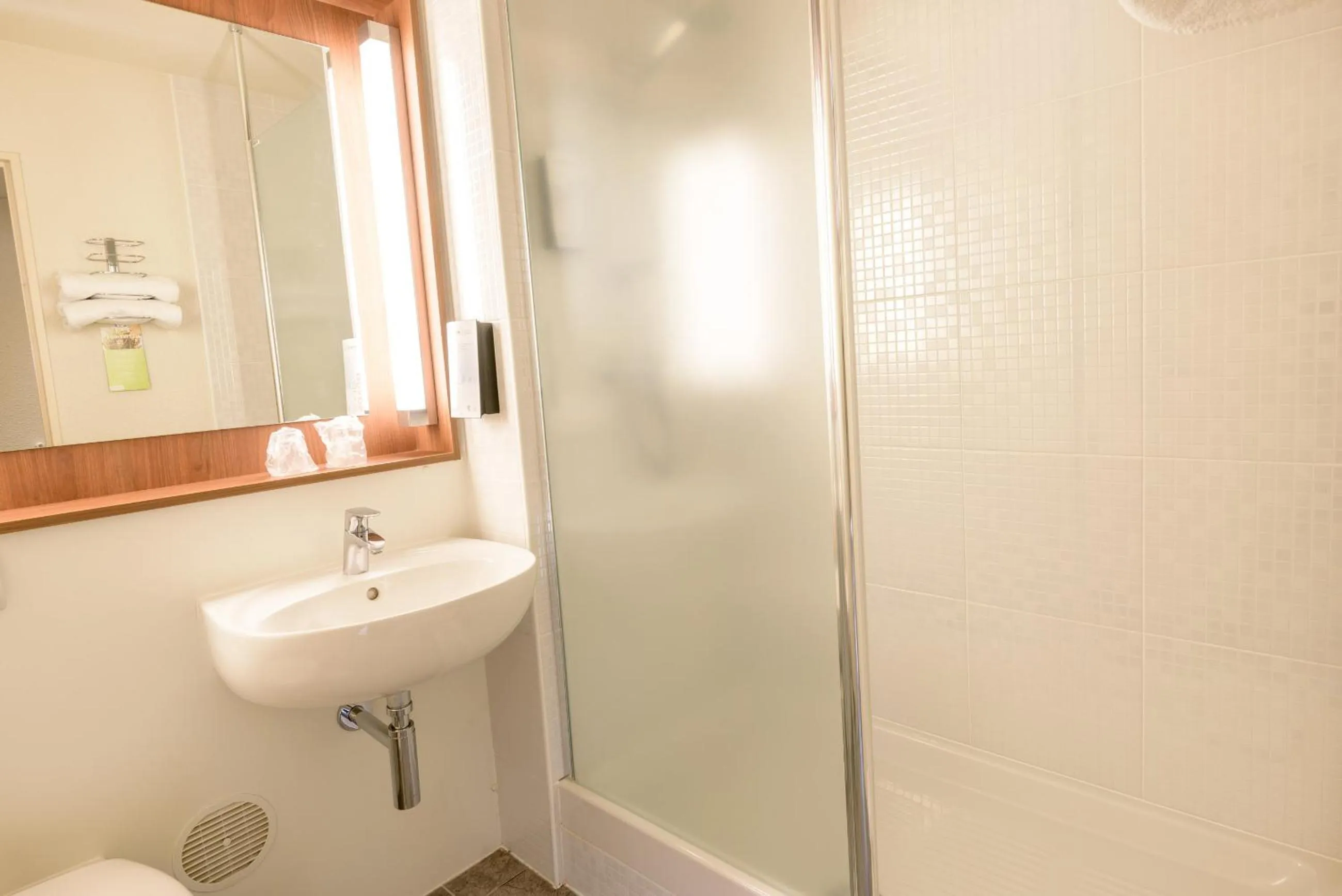 Bathroom in Campanile Toulouse Purpan