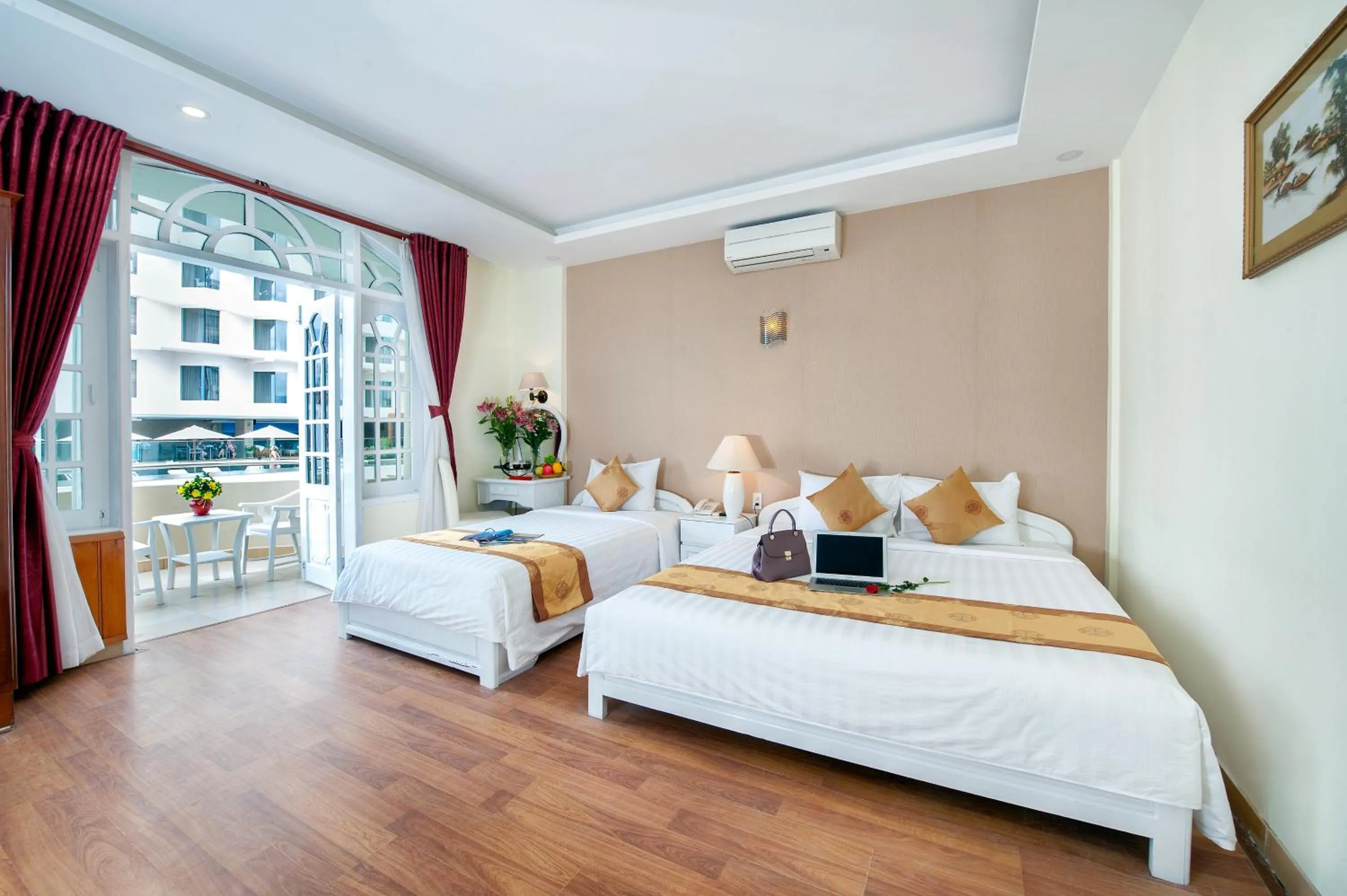 Bedroom, Bed in Palm Beach Hotel