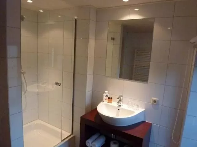 Shower, Bathroom in Herberg St. Brigida