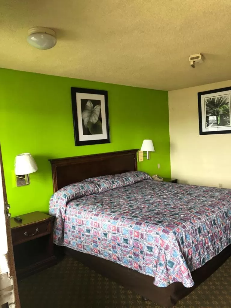 Bed in Travel Inn Motel