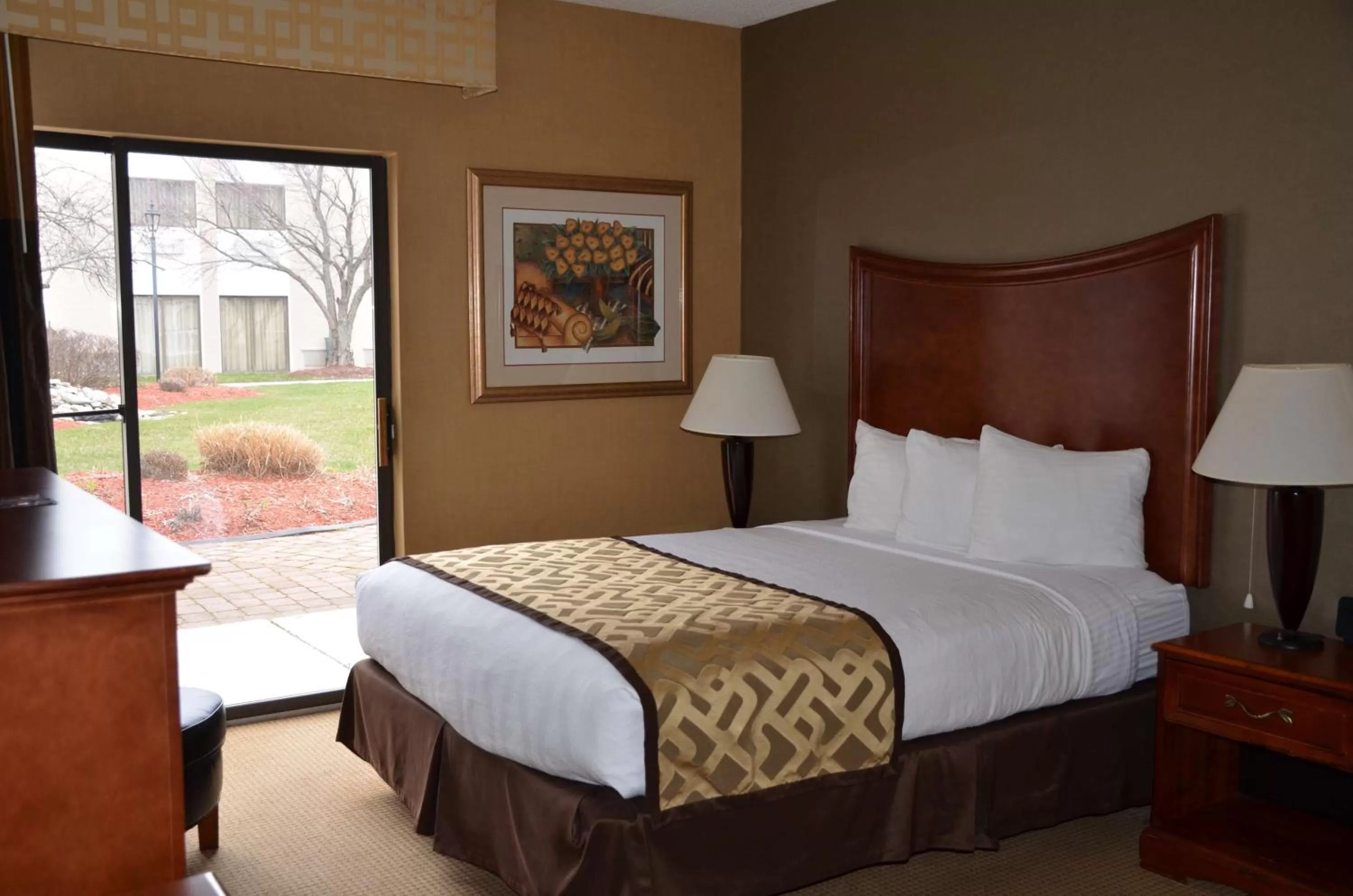 Queen Room with Roll-in Shower - Disability Access - Non-smoking in Clarion Inn North Haven - New Haven North
