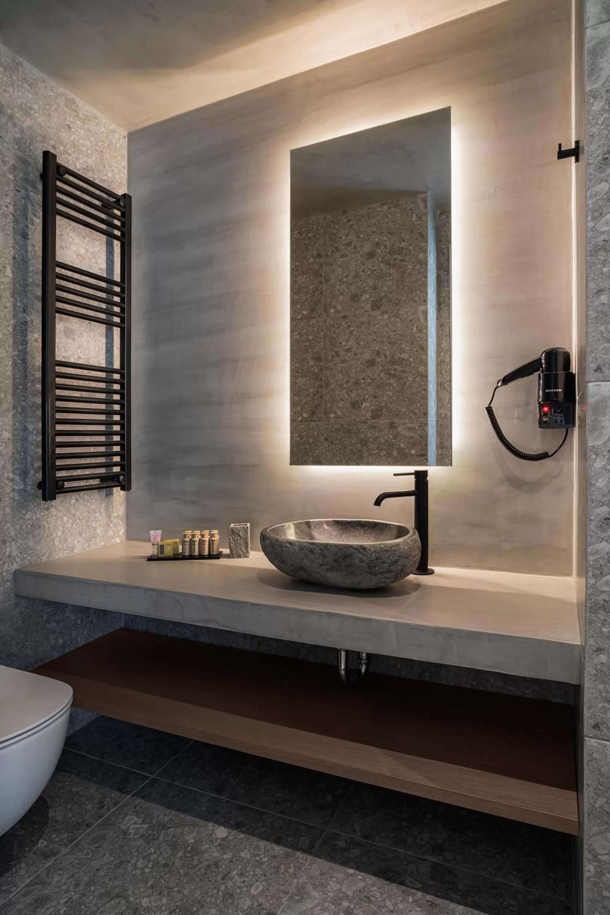 Bathroom in Bob W Athens Akadimia