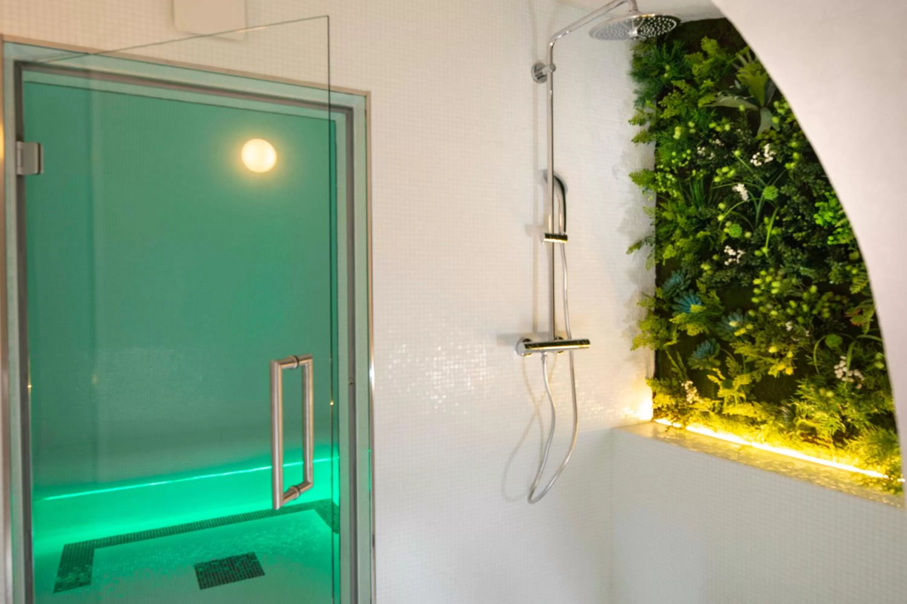 Steam room in Hotel Phileas Lazare & Spa - Opera