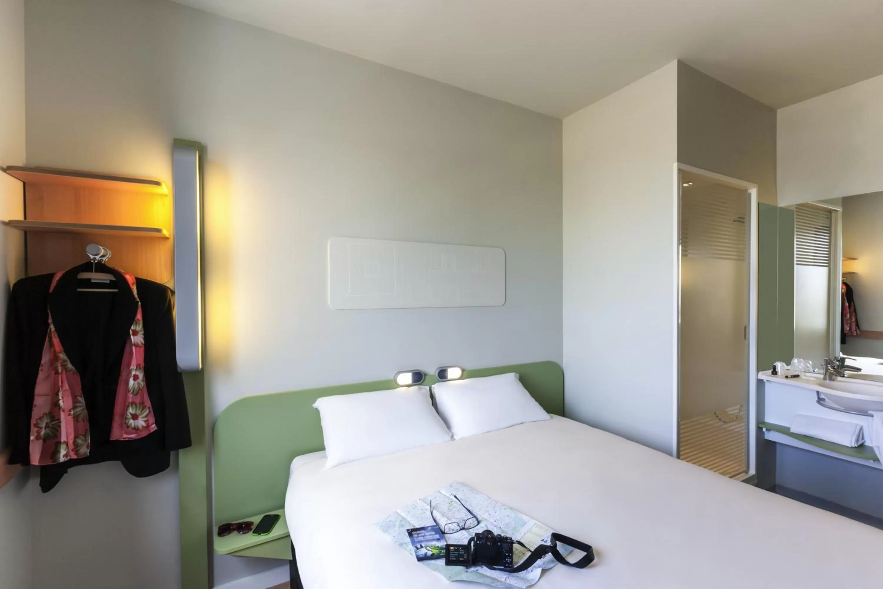 Shower, Bed in ibis budget Bordeaux Centre Bastide