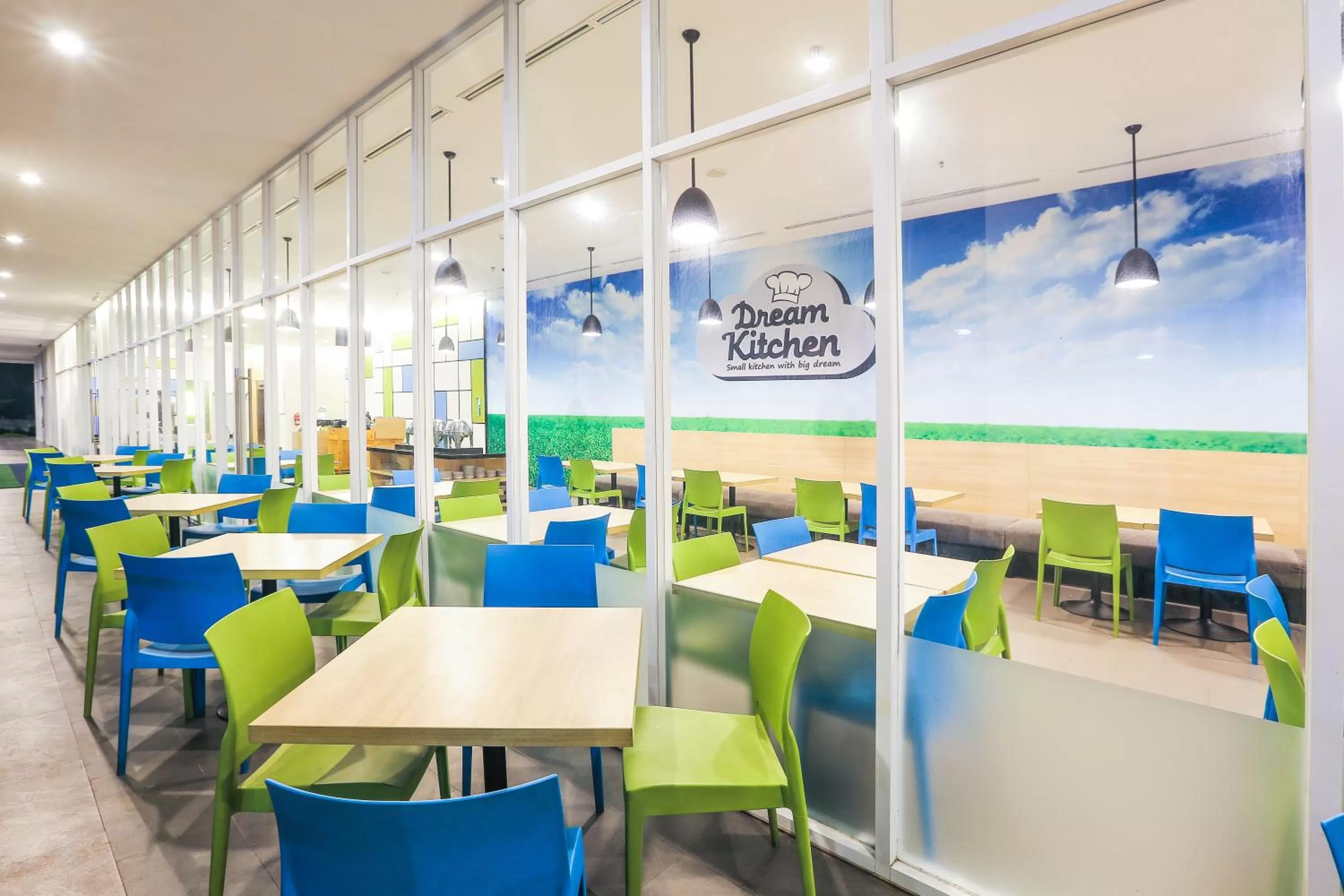 Restaurant/places to eat in Hotel Citradream Bintaro