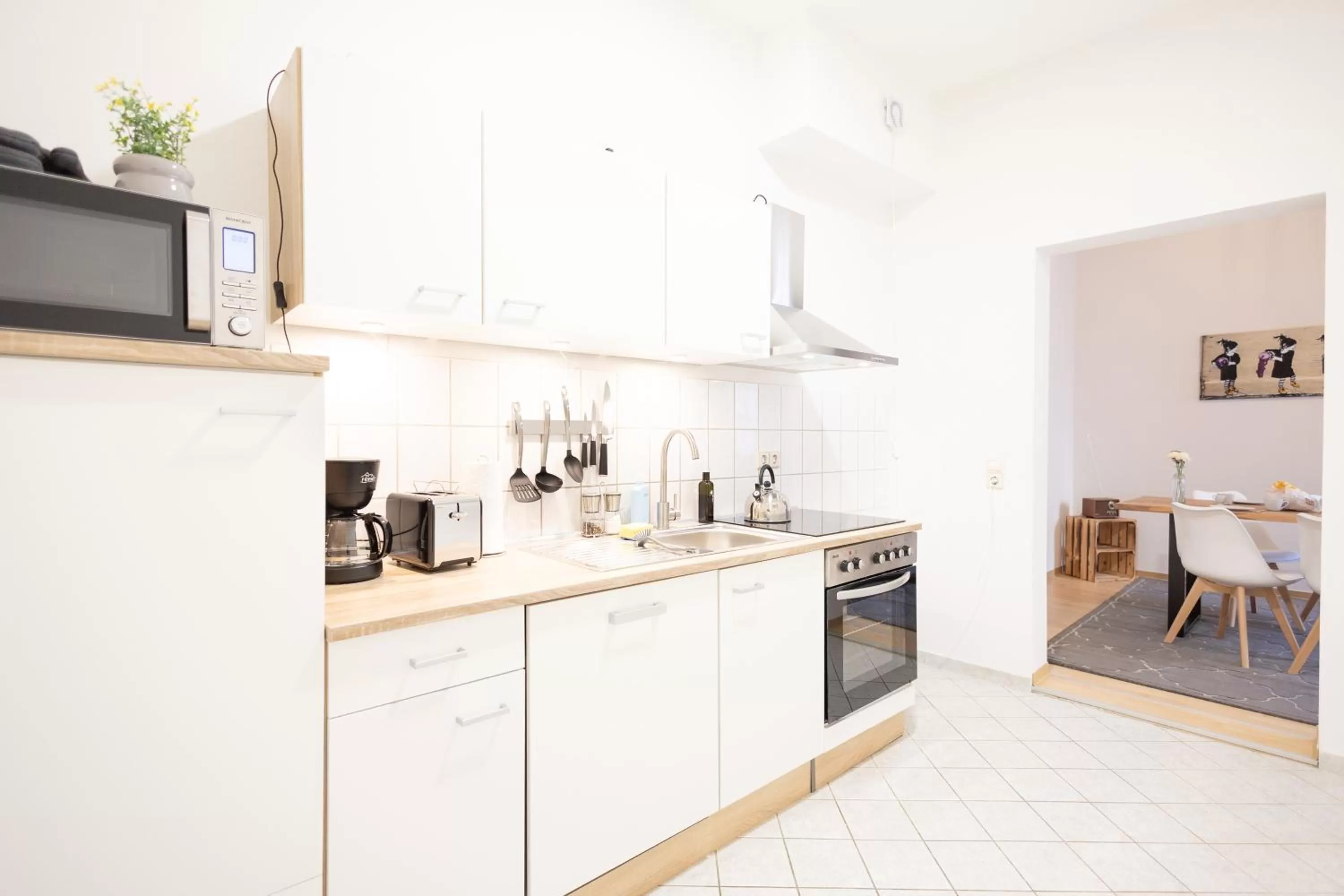 Coffee/tea facilities, Kitchen/Kitchenette in Ko-Living Space an der Oper - Street Art Design Apartments