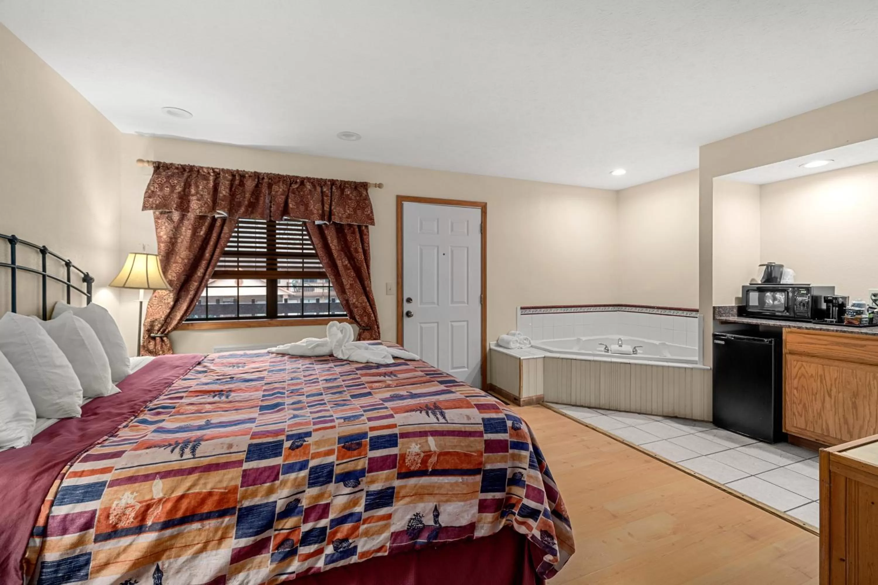 Bed in Jonathan Creek Inn and Villas