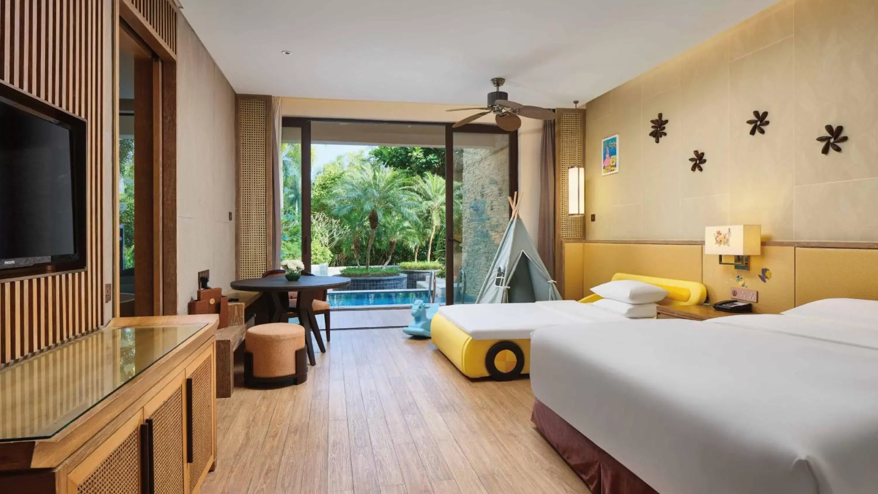 Opening Pool Side Family Room in Crowne Plaza Hailing Island by IHG Opening Pool Side Family Room in Crowne Plaza Hailing Island by IHG