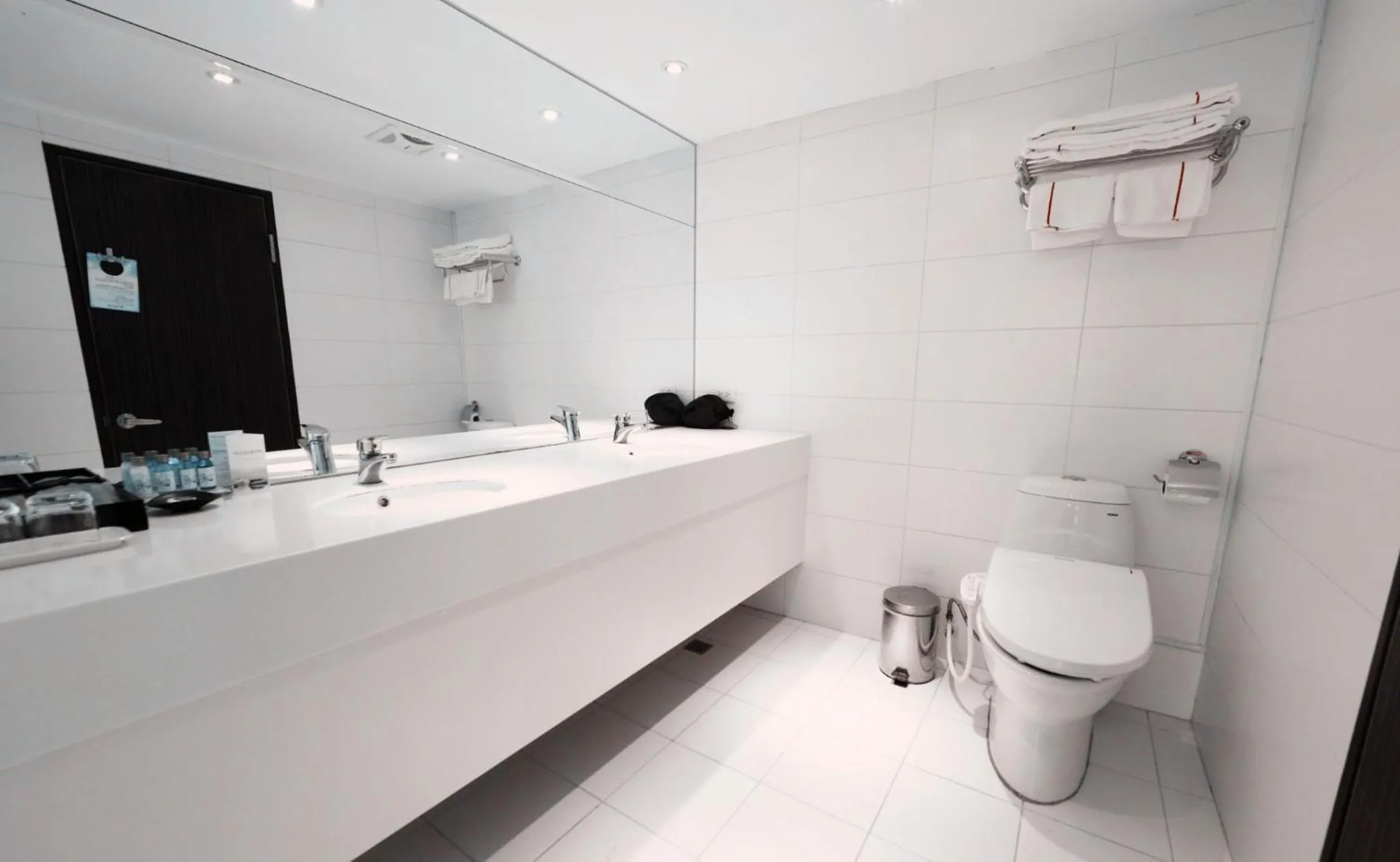 Toilet in Grand Earl Hotel