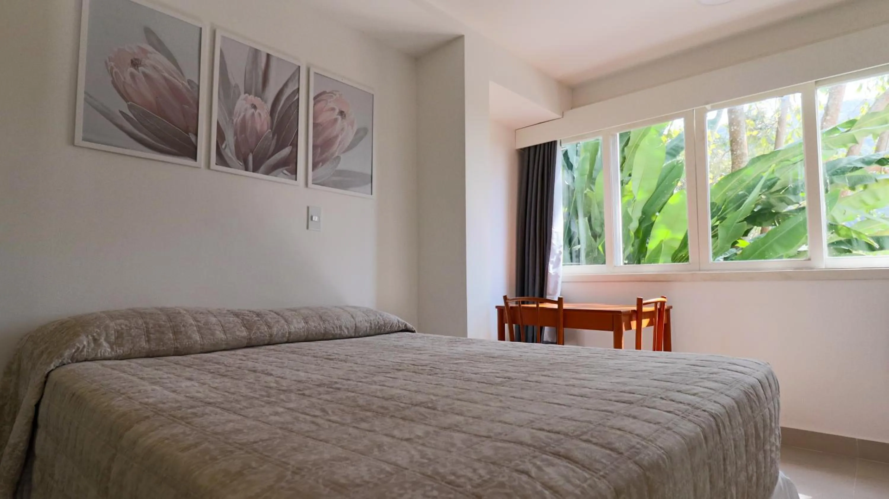 Photo of the whole room, Bed in Hotel Coquille