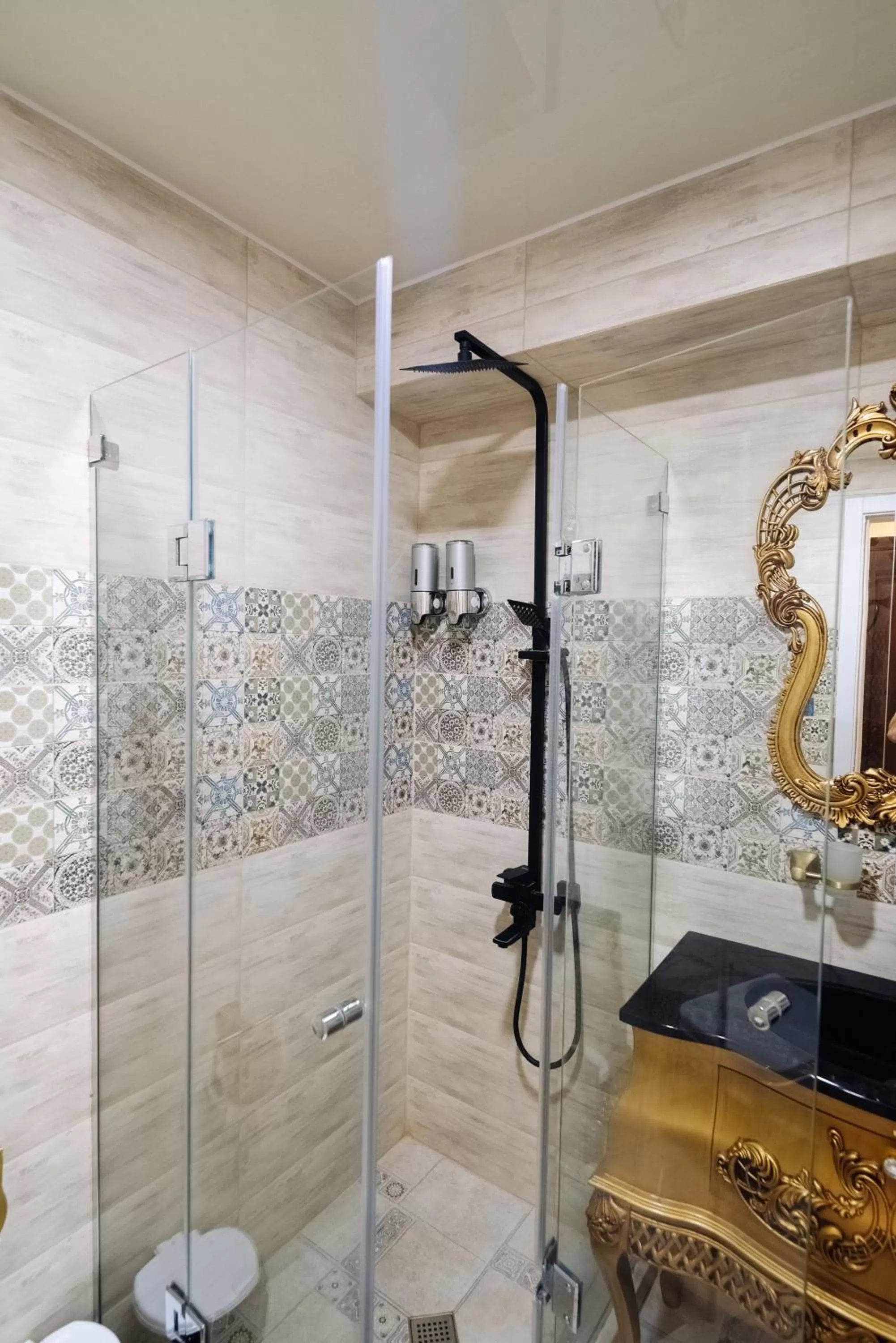 Shower, Bathroom in Royal Plaza Hotel