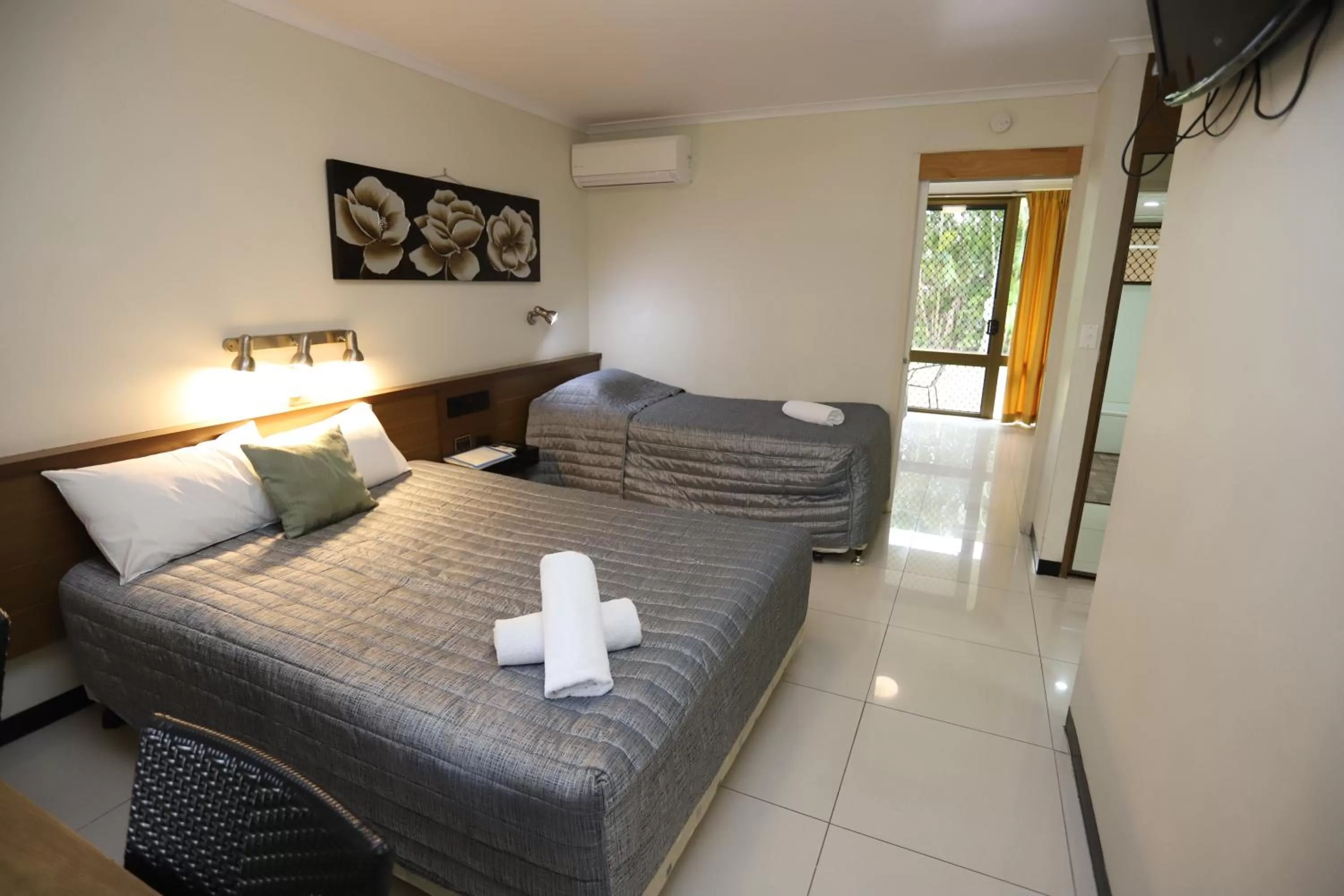 Bedroom, Bed in Miners Lodge Motor Inn