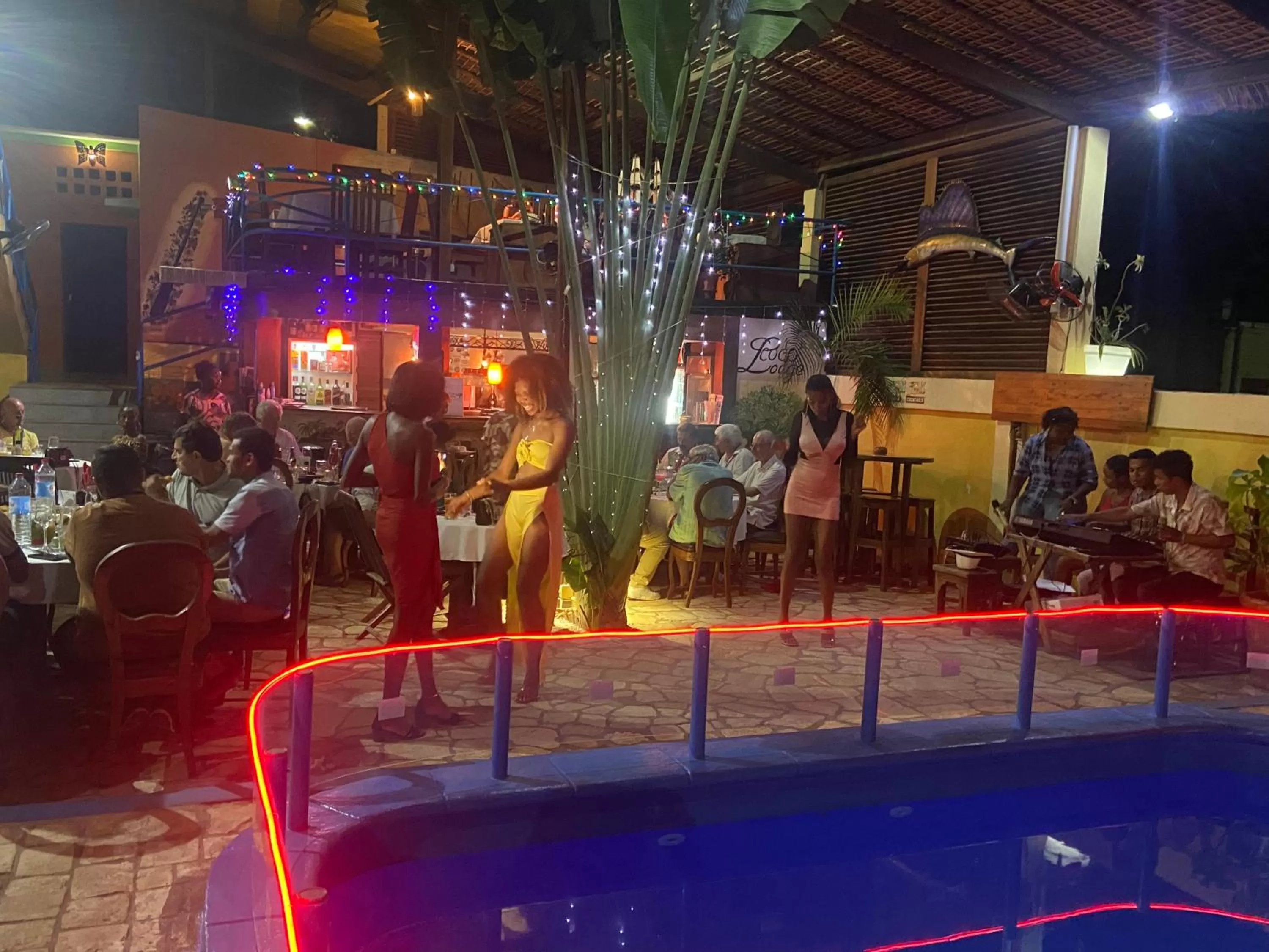 Restaurant/places to eat in Hôtel Restaurant Coco Lodge Majunga