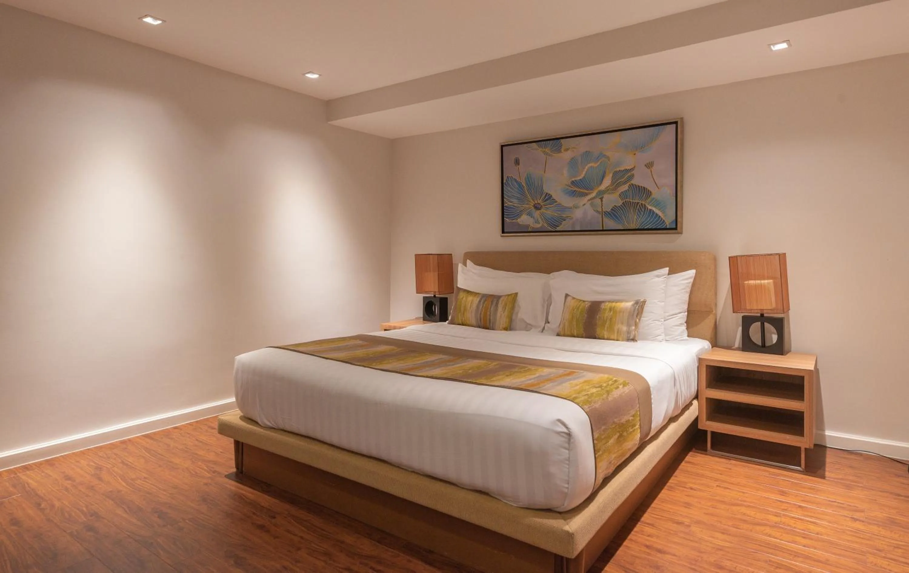 Bedroom, Bed in Summit Windmill Golf Suite Hotel at Suvarnabhumi