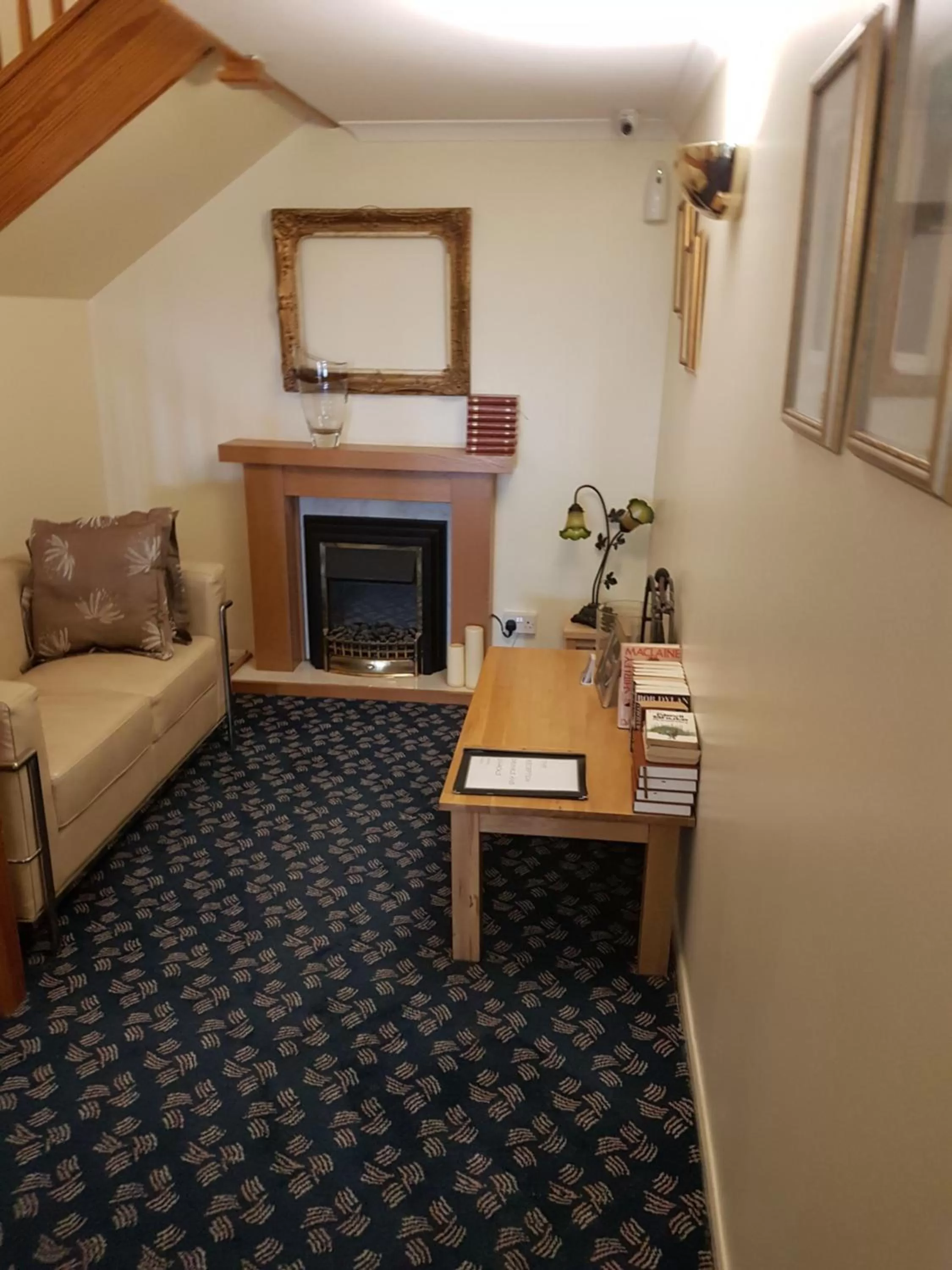 Communal lounge/ TV room in Travel Plaza Hotel