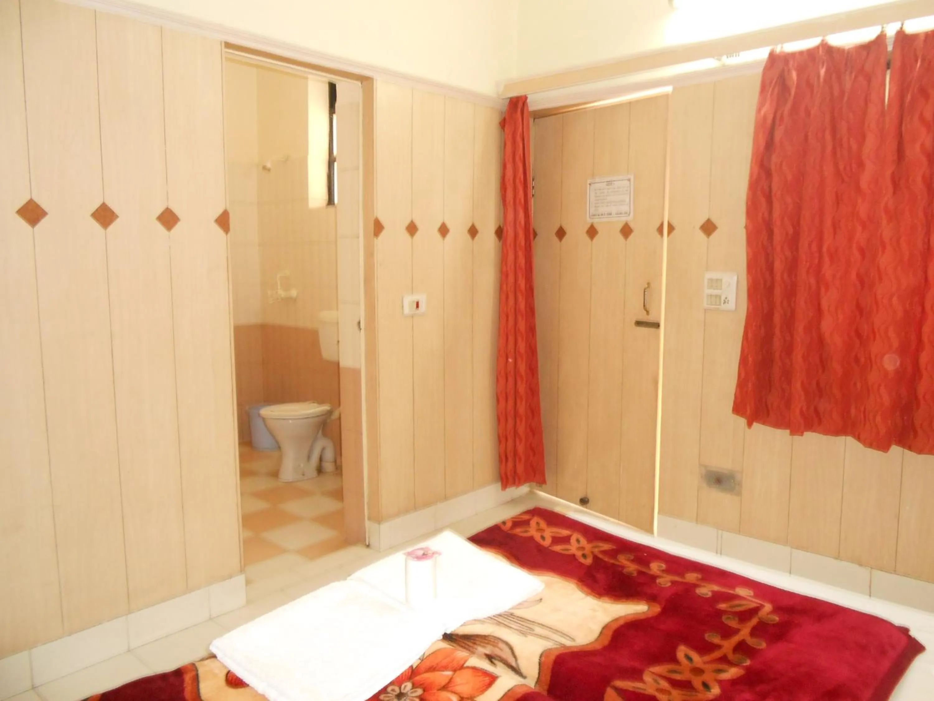 Photo of the whole room, Bed in Hotel Sheela, 100m from Taj Mahal