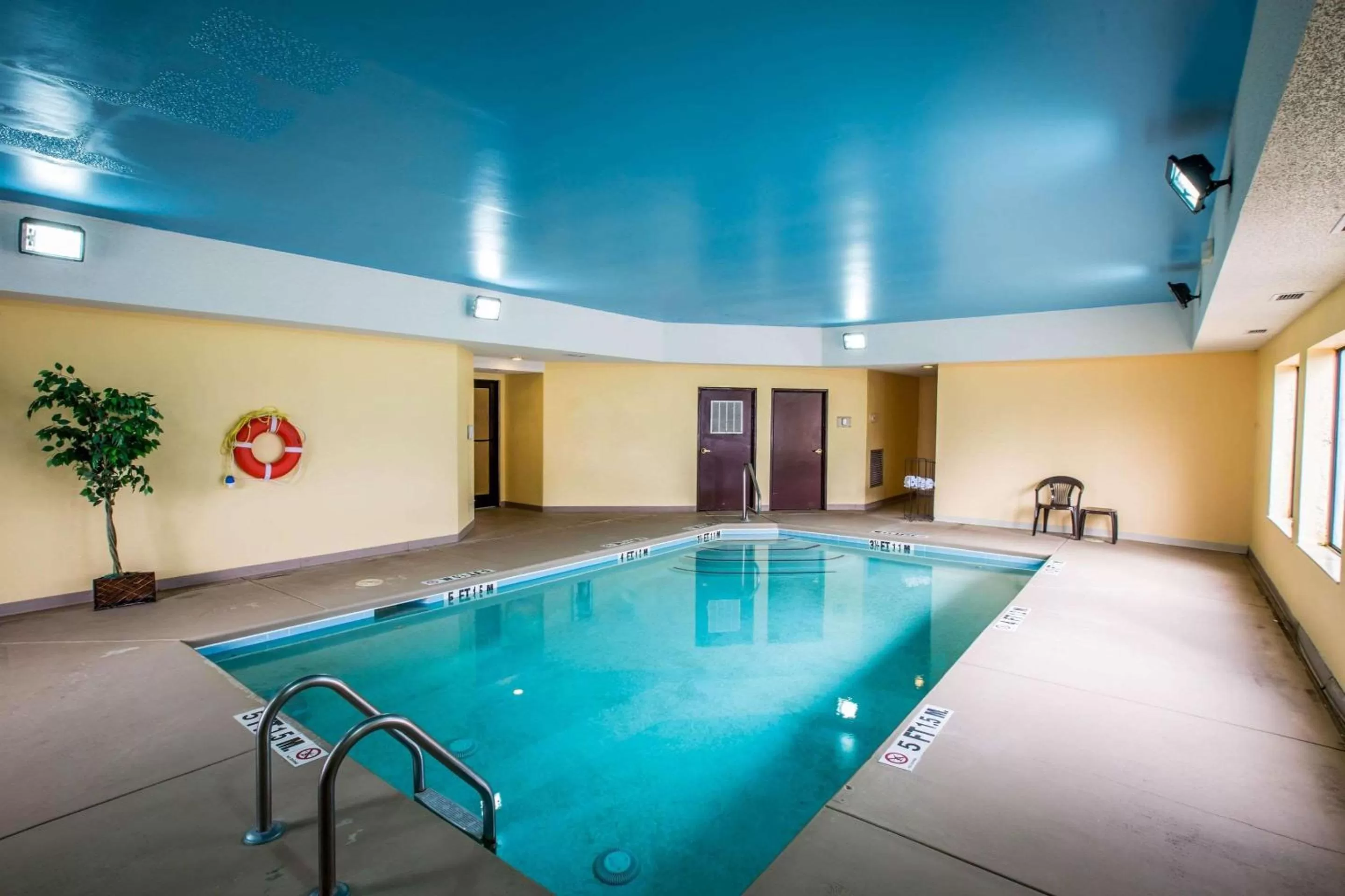 Swimming pool in Quality Inn Franklin